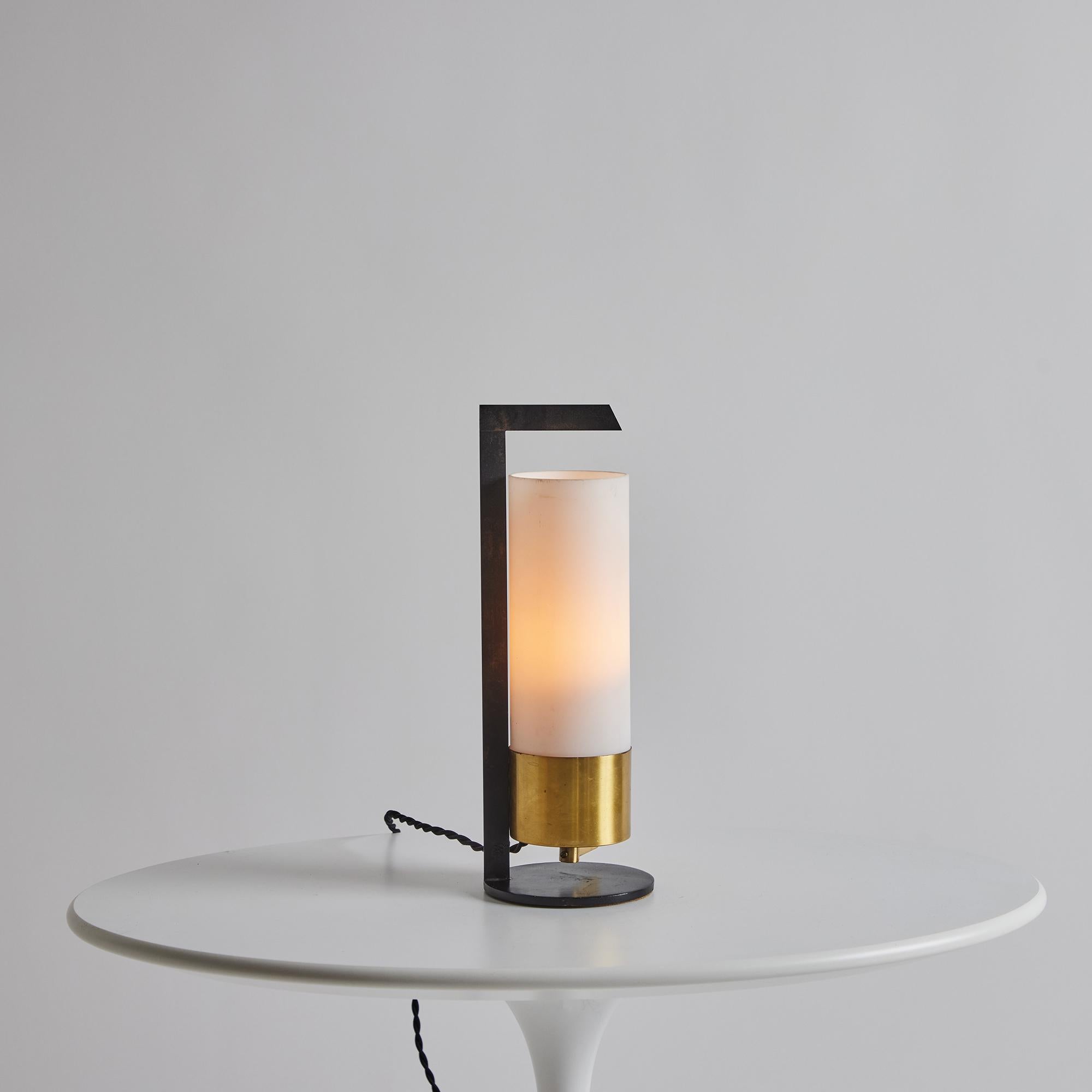 Lampe de table cylindrique en laiton et verre opalin pour Arlus, années 1950 en vente 10