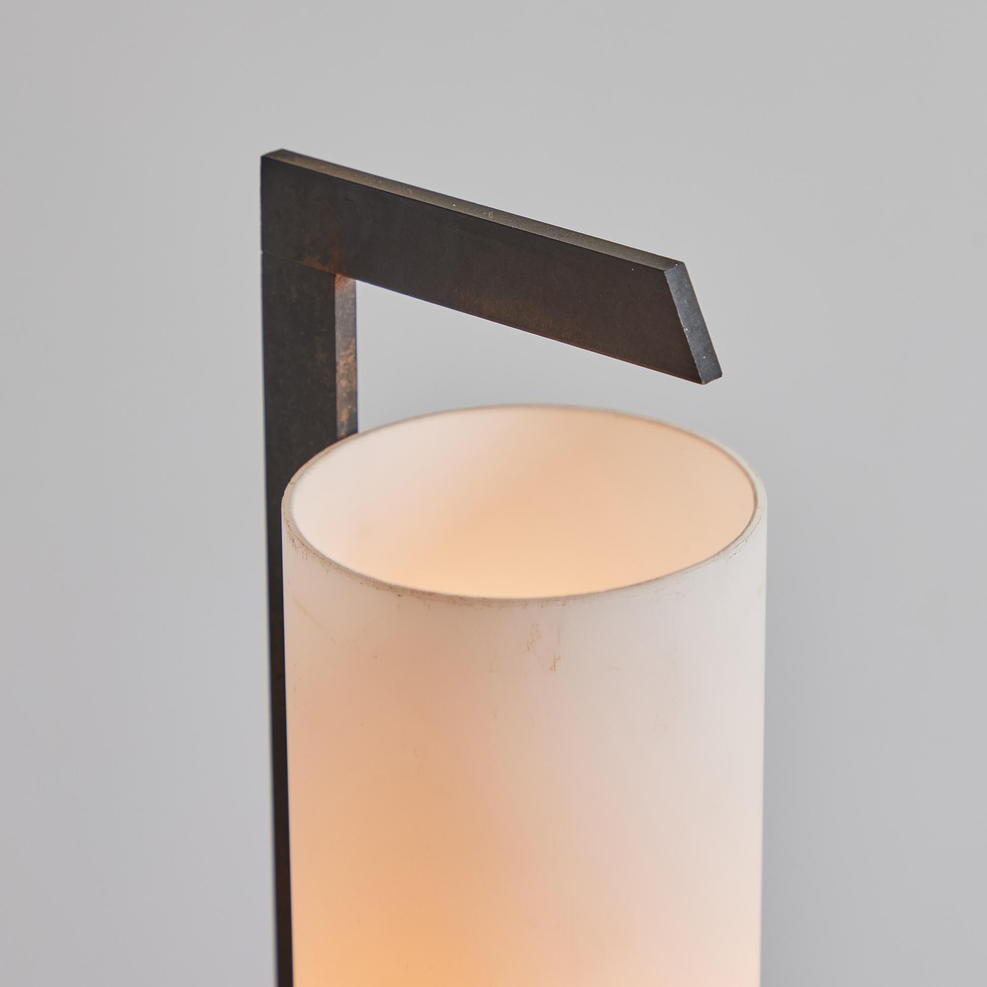 Lampe de table cylindrique en laiton et verre opalin pour Arlus, années 1950 en vente 11