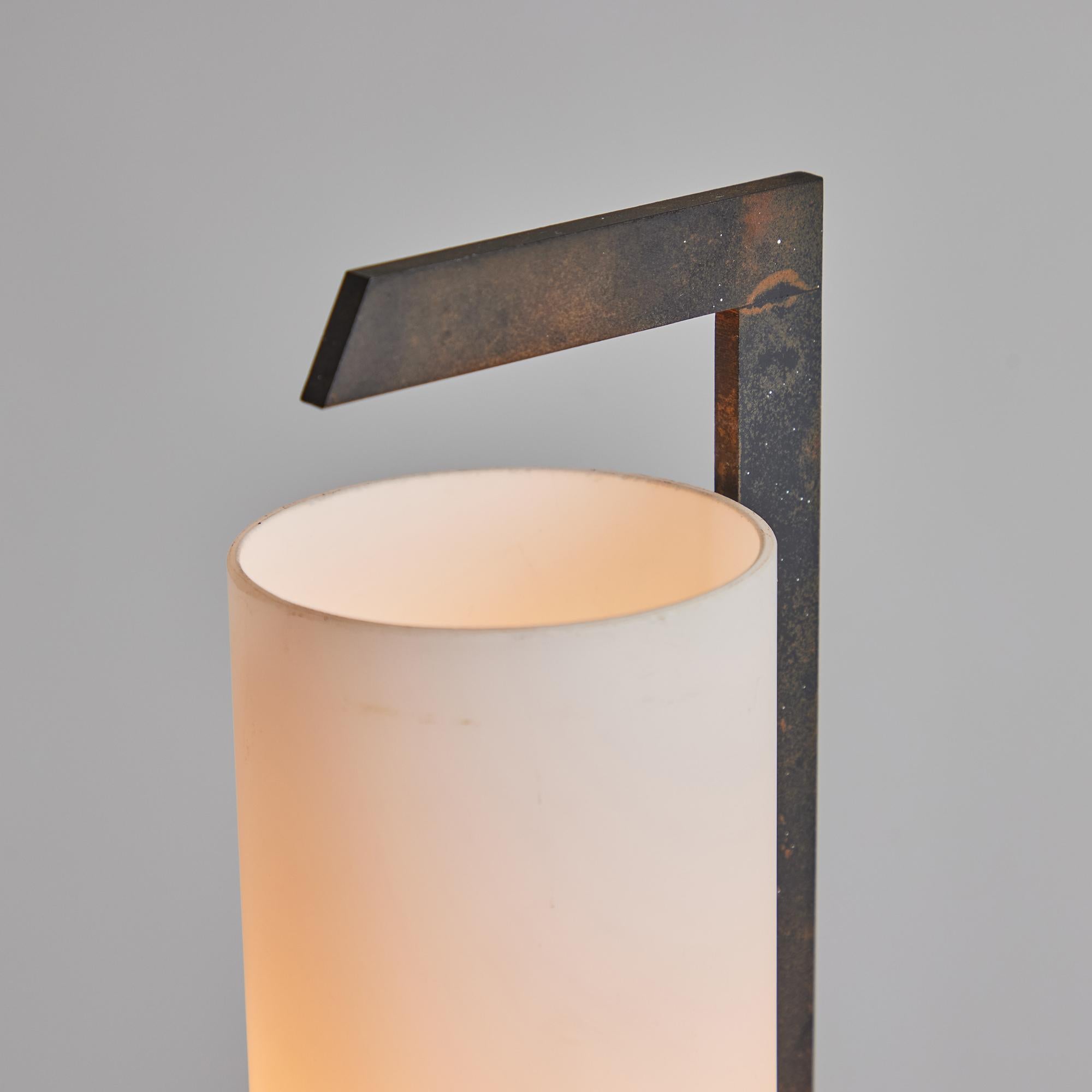 Mid-Century Modern Lampe de table cylindrique en laiton et verre opalin pour Arlus, années 1950 en vente