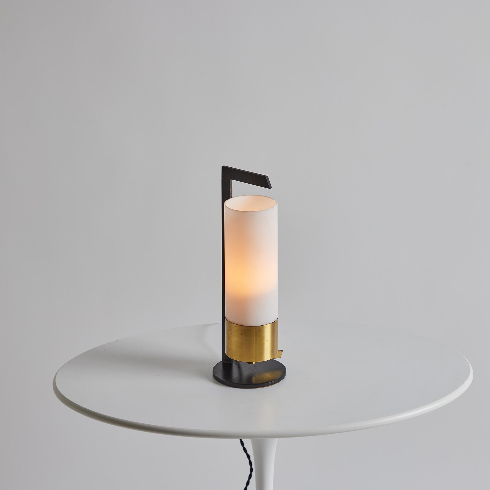 Français Lampe de table cylindrique en laiton et verre opalin pour Arlus, années 1950 en vente