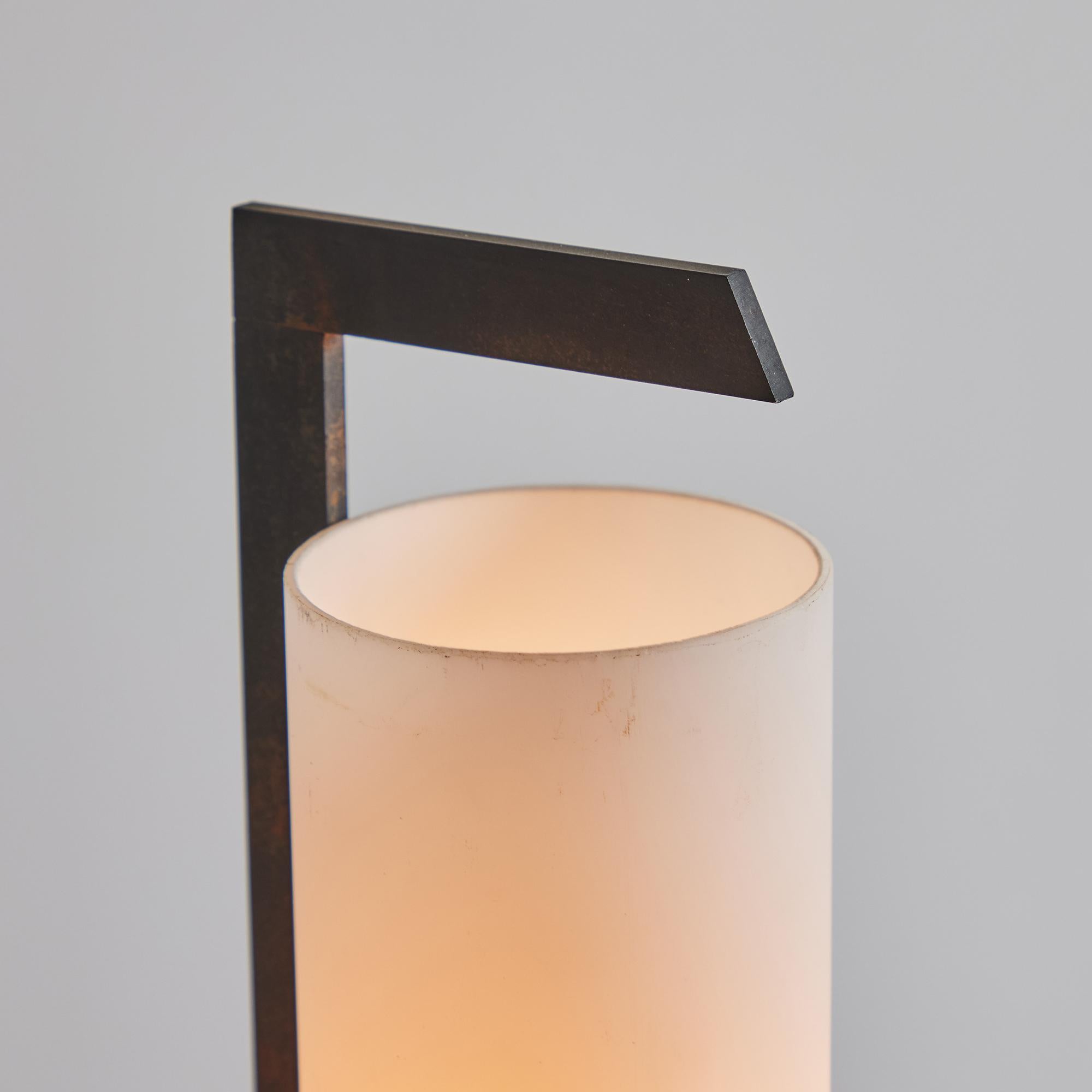 Lampe de table cylindrique en laiton et verre opalin pour Arlus, années 1950 Bon état - En vente à Glendale, CA