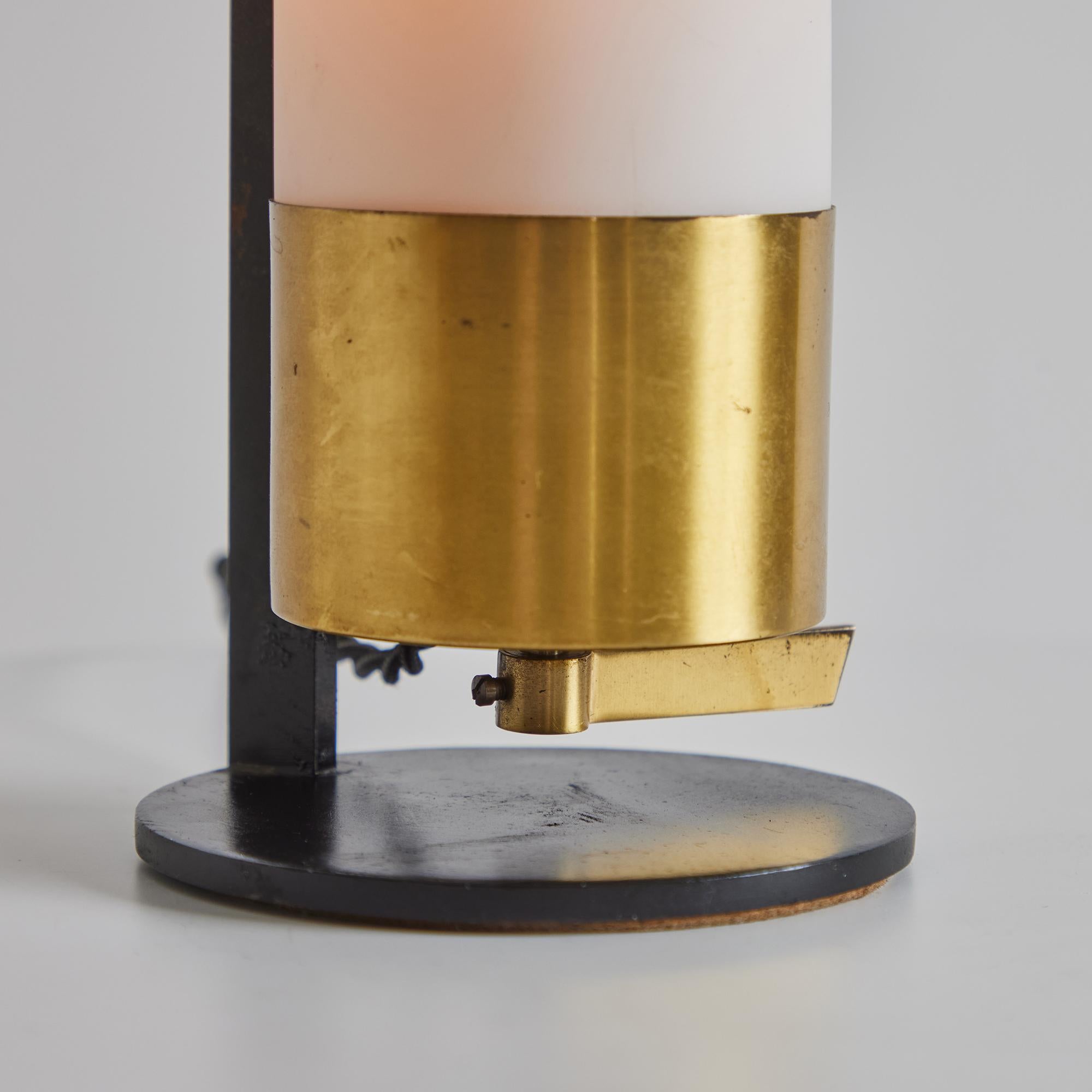 Milieu du XXe siècle Lampe de table cylindrique en laiton et verre opalin pour Arlus, années 1950 en vente