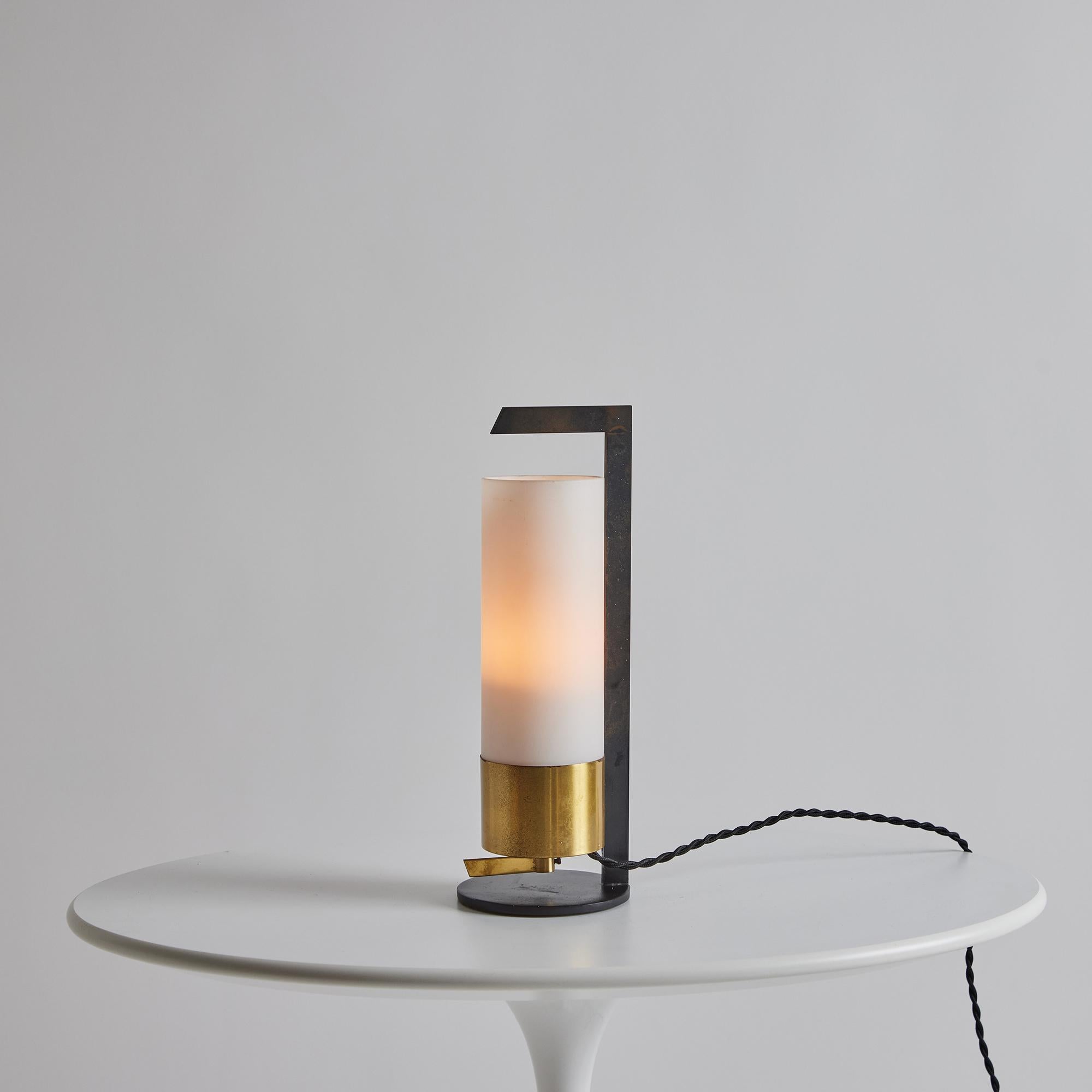 Lampe de table cylindrique en laiton et verre opalin pour Arlus, années 1950 en vente 1