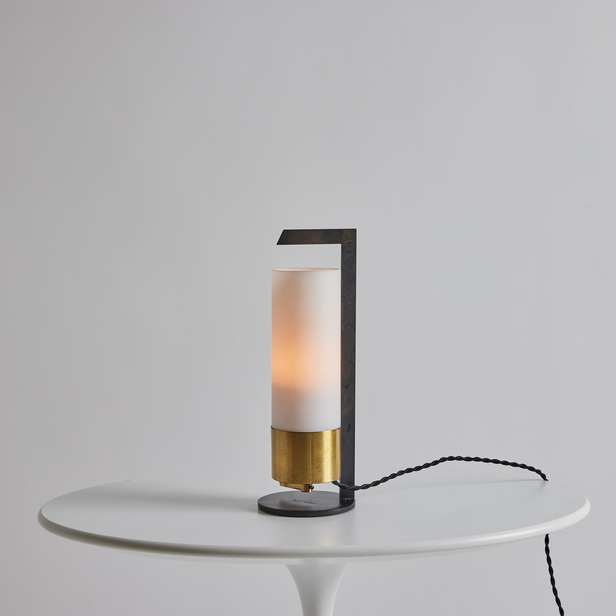 Lampe de table cylindrique en laiton et verre opalin pour Arlus, années 1950 en vente 2