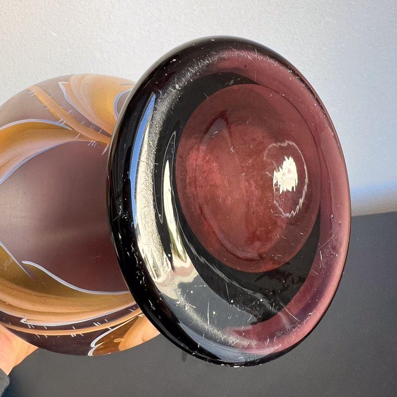Vase en verre d'art tchèque des années 1950 peint à la main en émail doré en vente 1