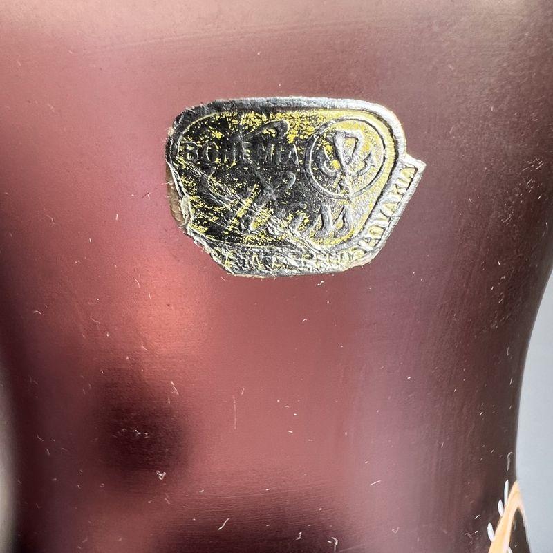 Vase en verre d'art tchèque des années 1950 peint à la main en émail doré en vente 2