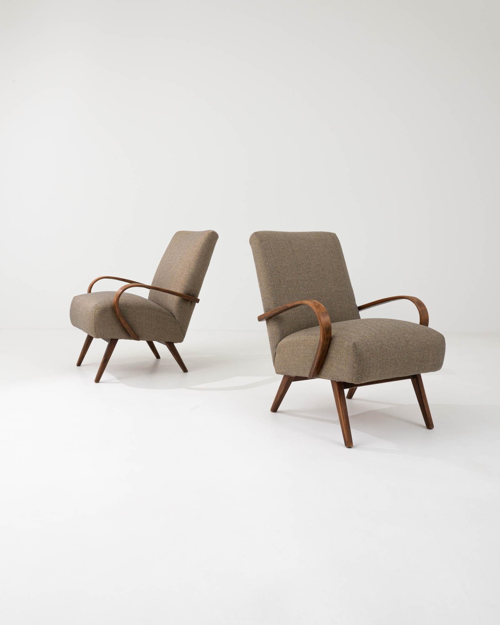 Tchèque Paire de fauteuils tapissés beige tchèque des années 1950 en vente