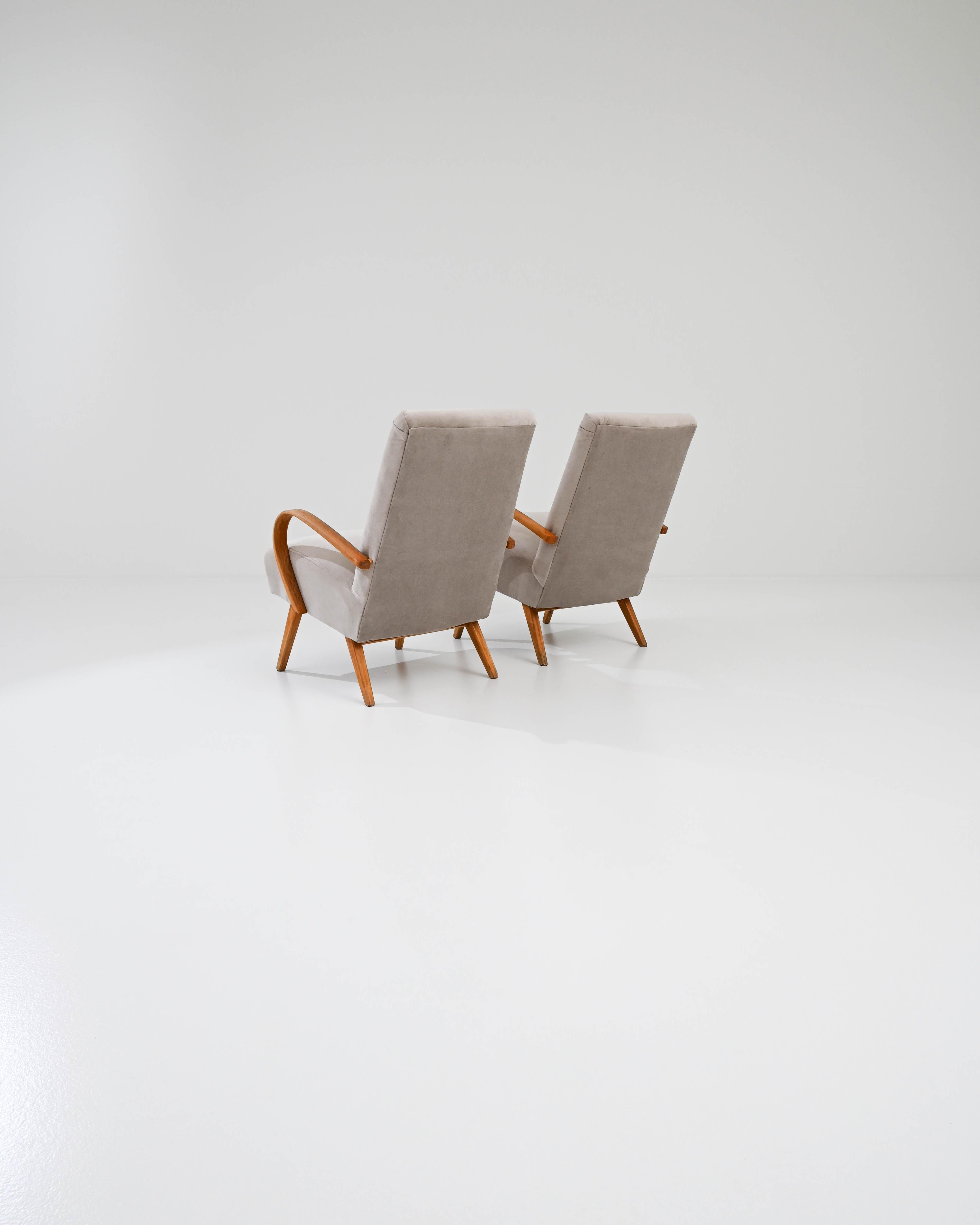 Tissu d'ameublement Paire de fauteuils tapissés beige tchèque des années 1950 en vente