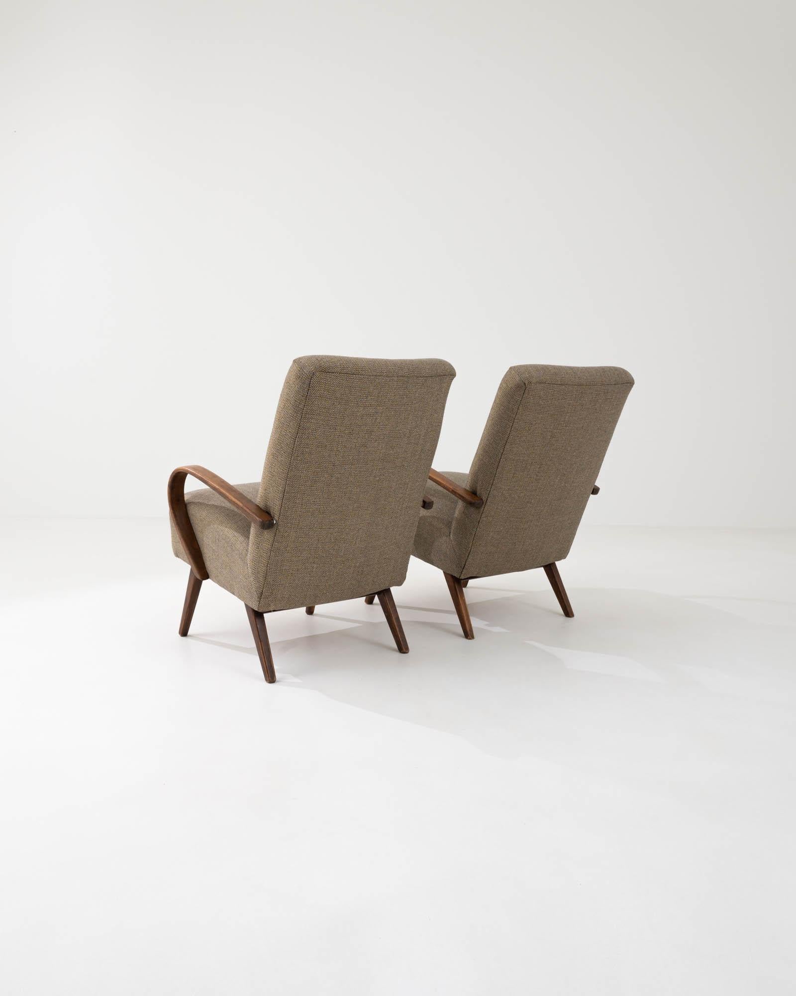 Tissu d'ameublement Paire de fauteuils tapissés beige tchèque des années 1950 en vente