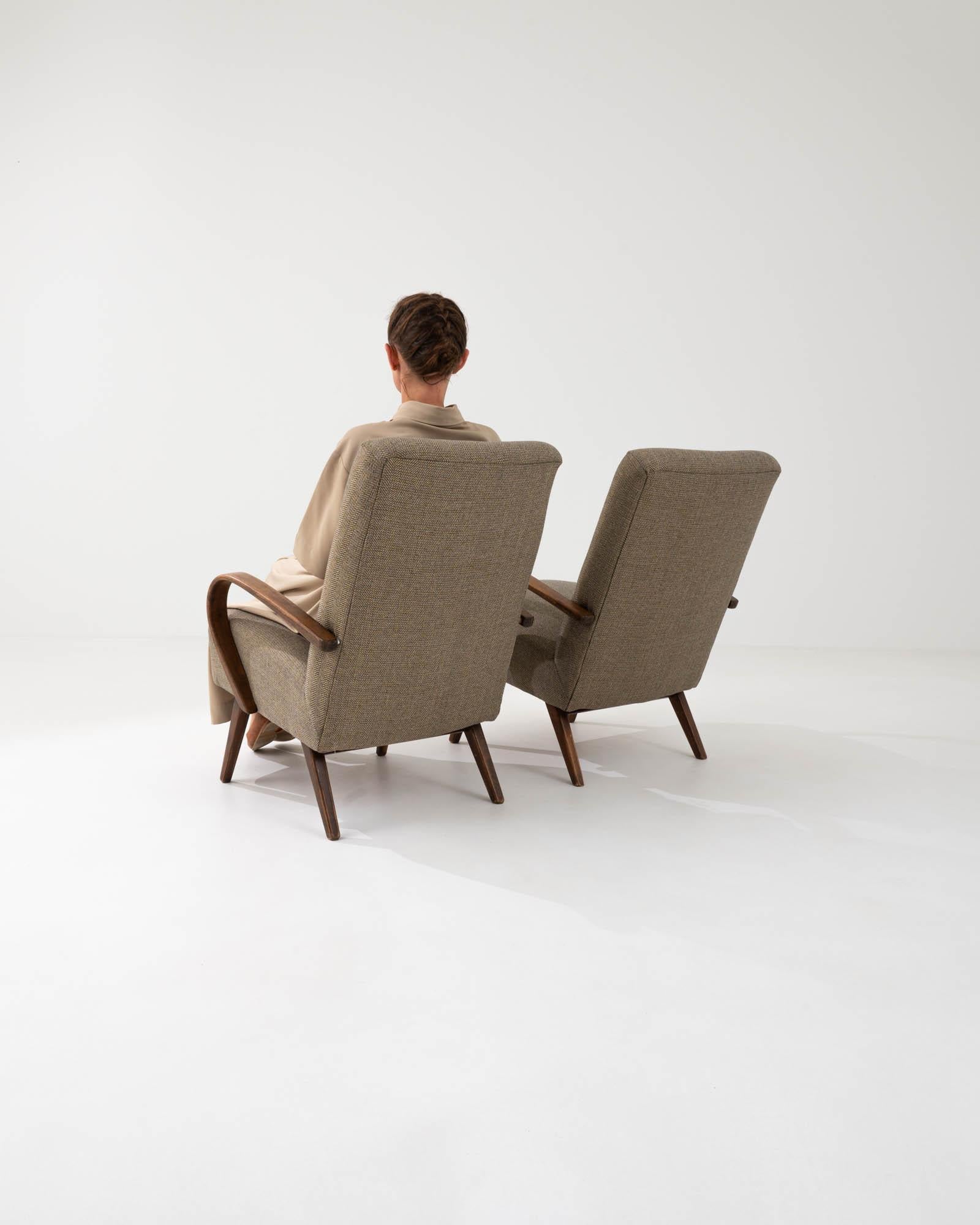 Paire de fauteuils tapissés beige tchèque des années 1950 en vente 1