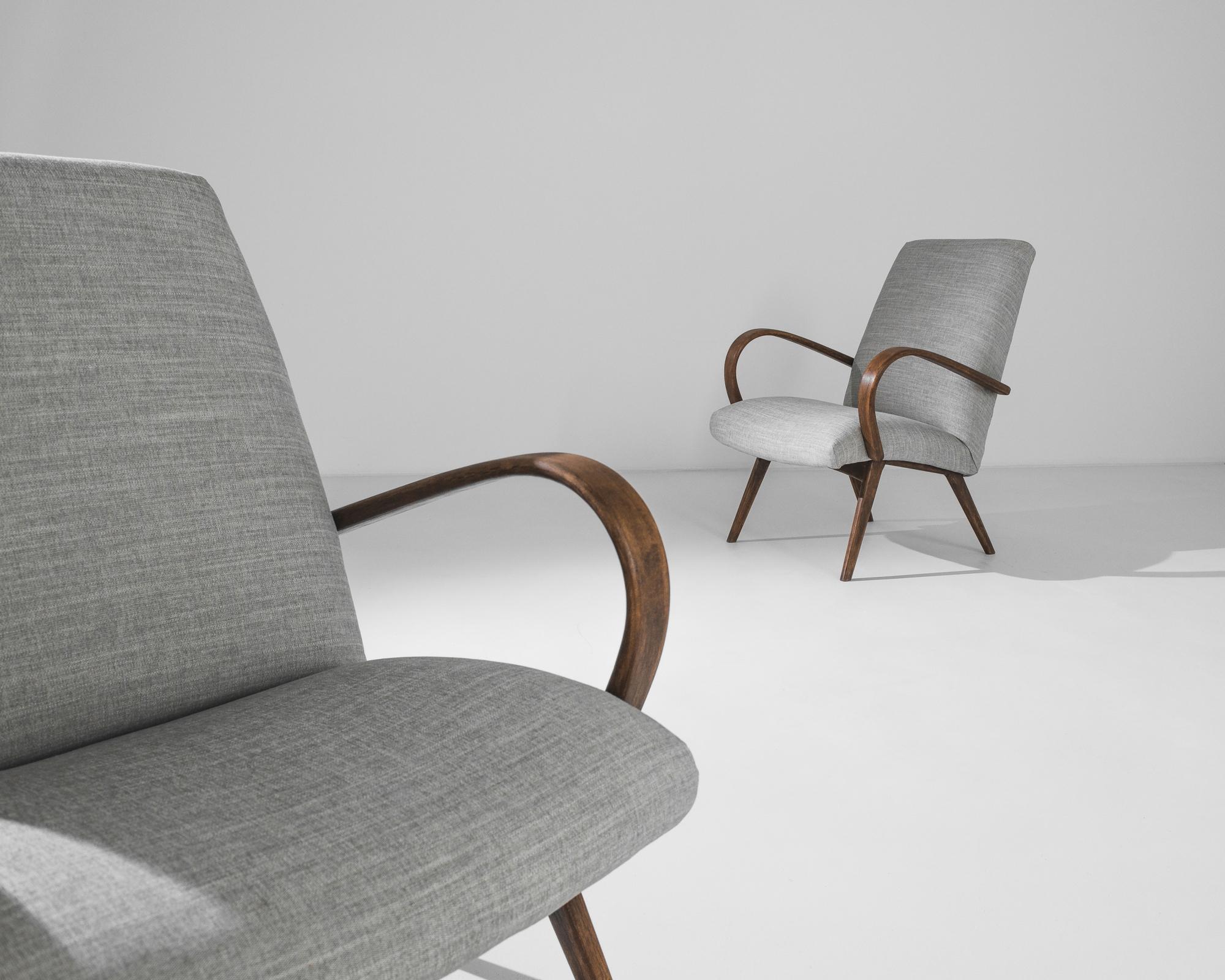 Mid-Century Modern Paire de fauteuils tapissés gris tchèque des années 1950 en vente
