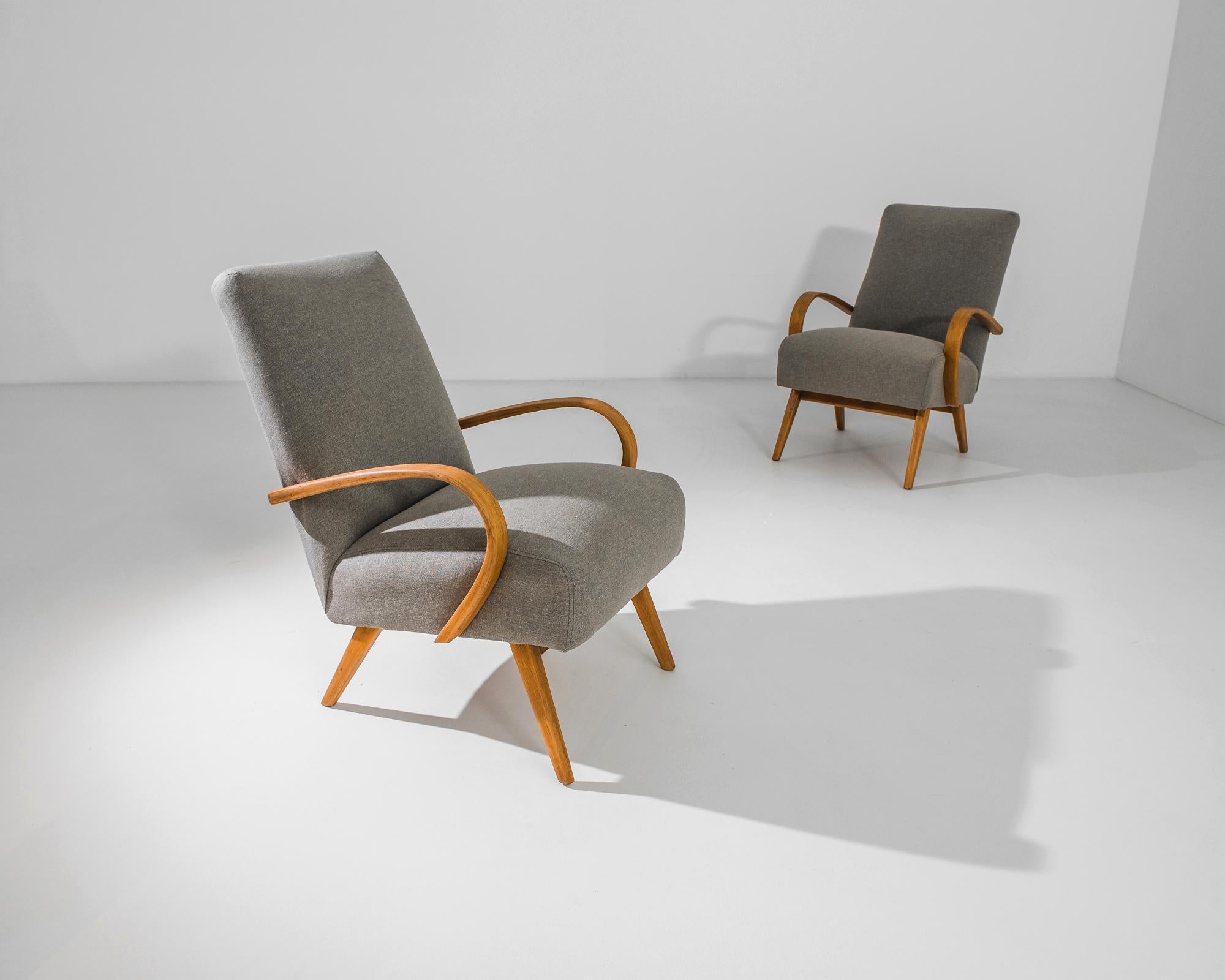 Milieu du XXe siècle Paire de fauteuils tapissés gris tchèque des années 1950 en vente