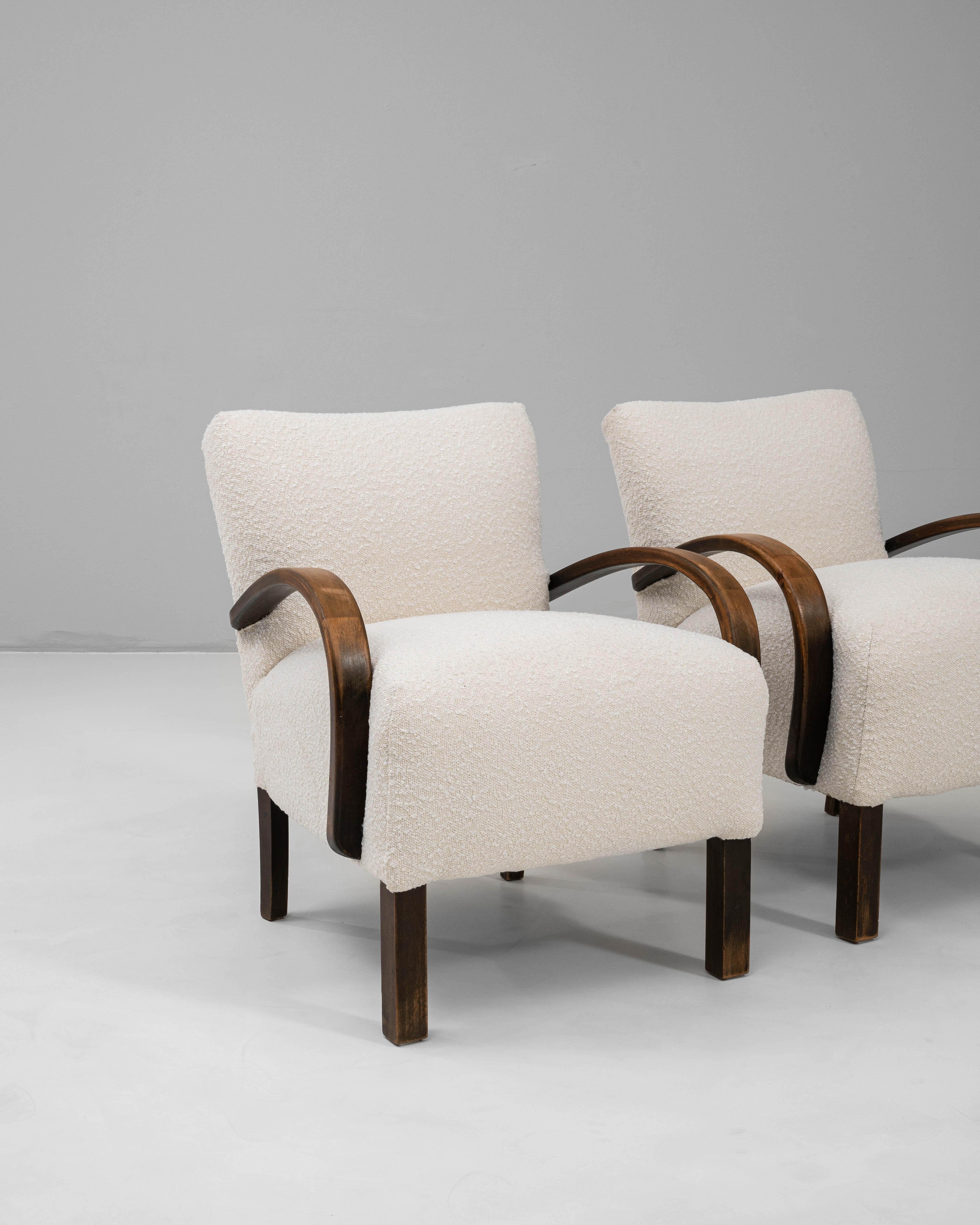 1950s Czech Pair Of Cocktail Upholstered Armchairs H-237 By J. Halabala en vente 4