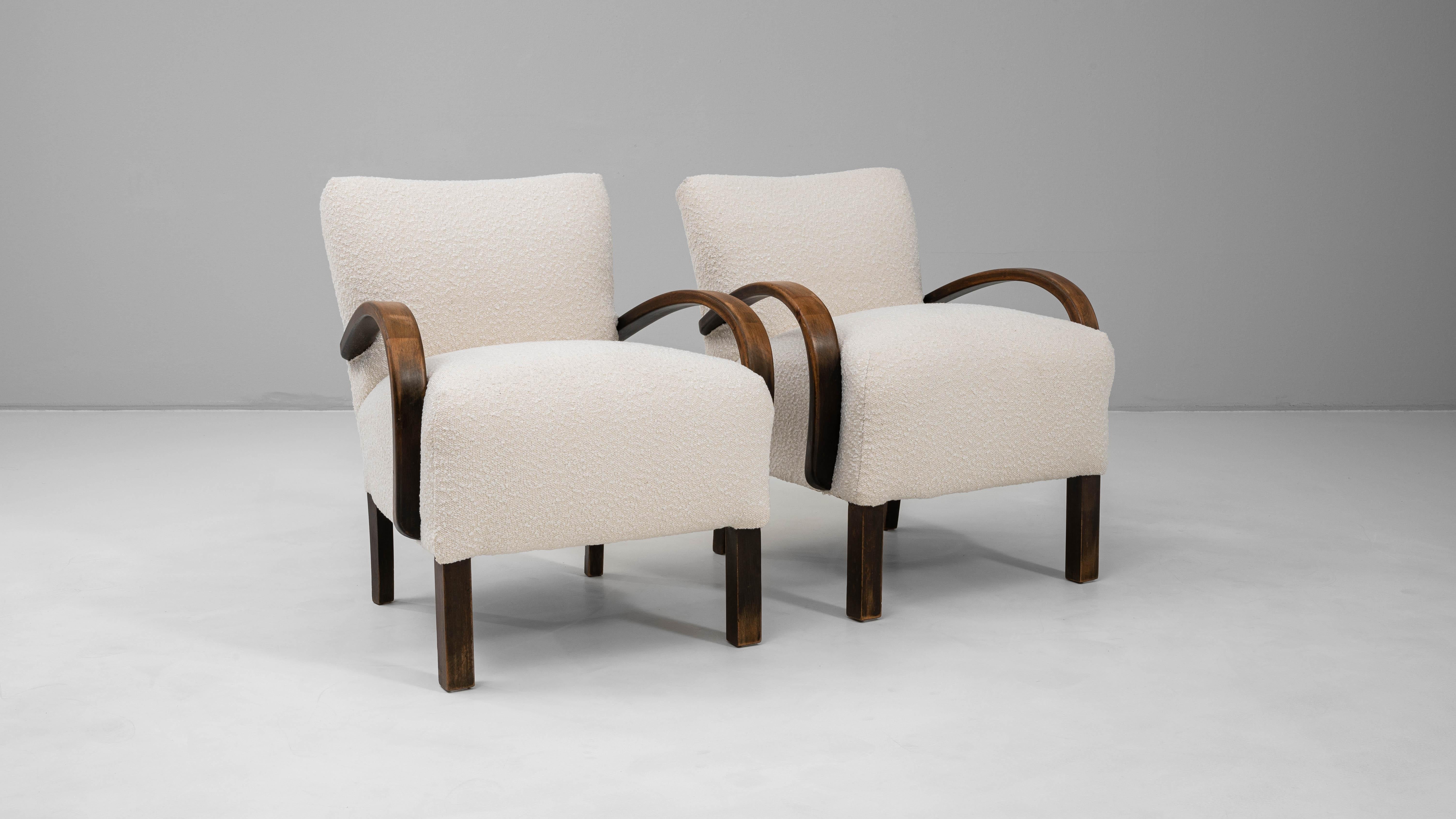 1950s Czech Pair Of Cocktail Upholstered Armchairs H-237 By J. Halabala en vente 5