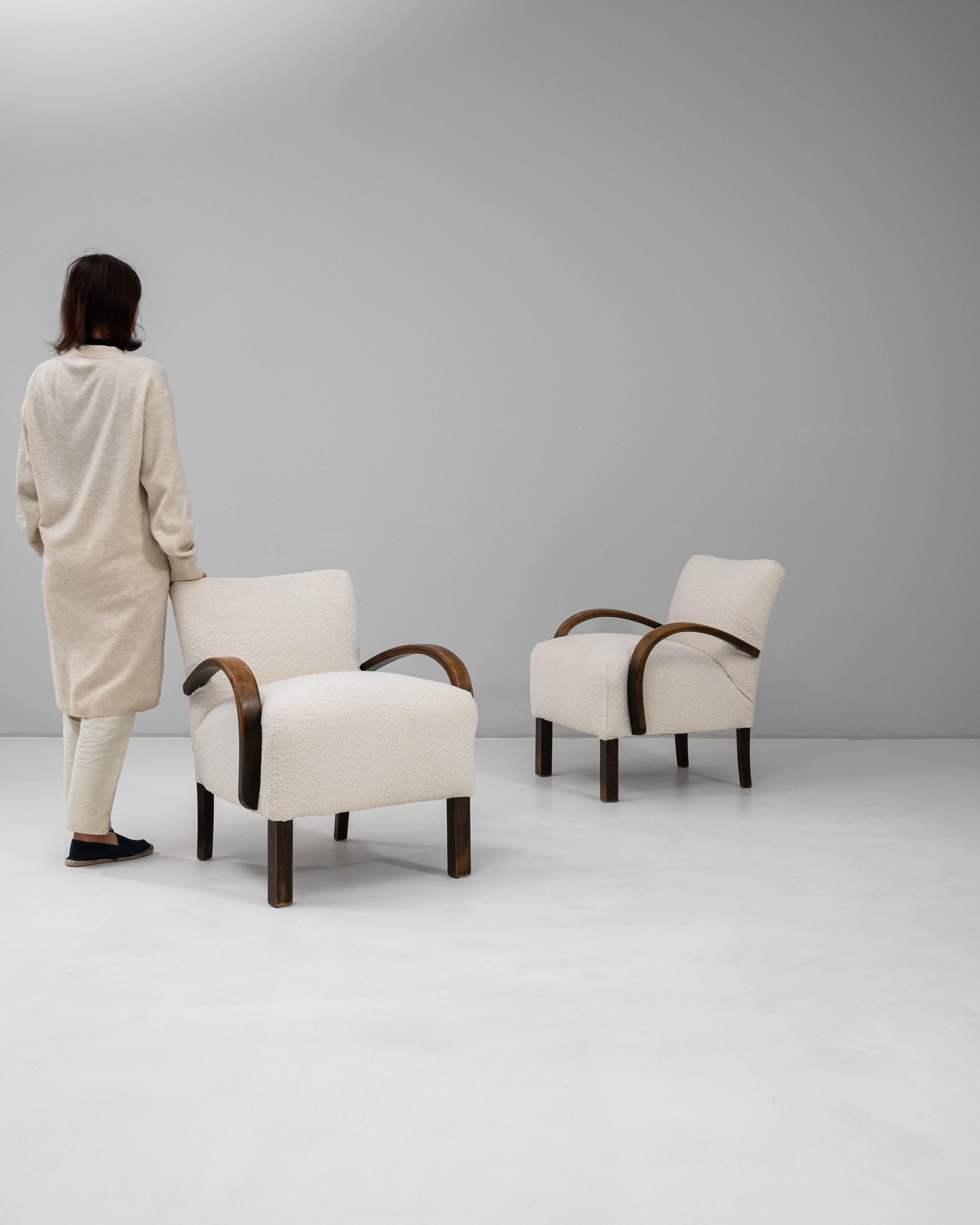 Tchèque 1950s Czech Pair Of Cocktail Upholstered Armchairs H-237 By J. Halabala en vente