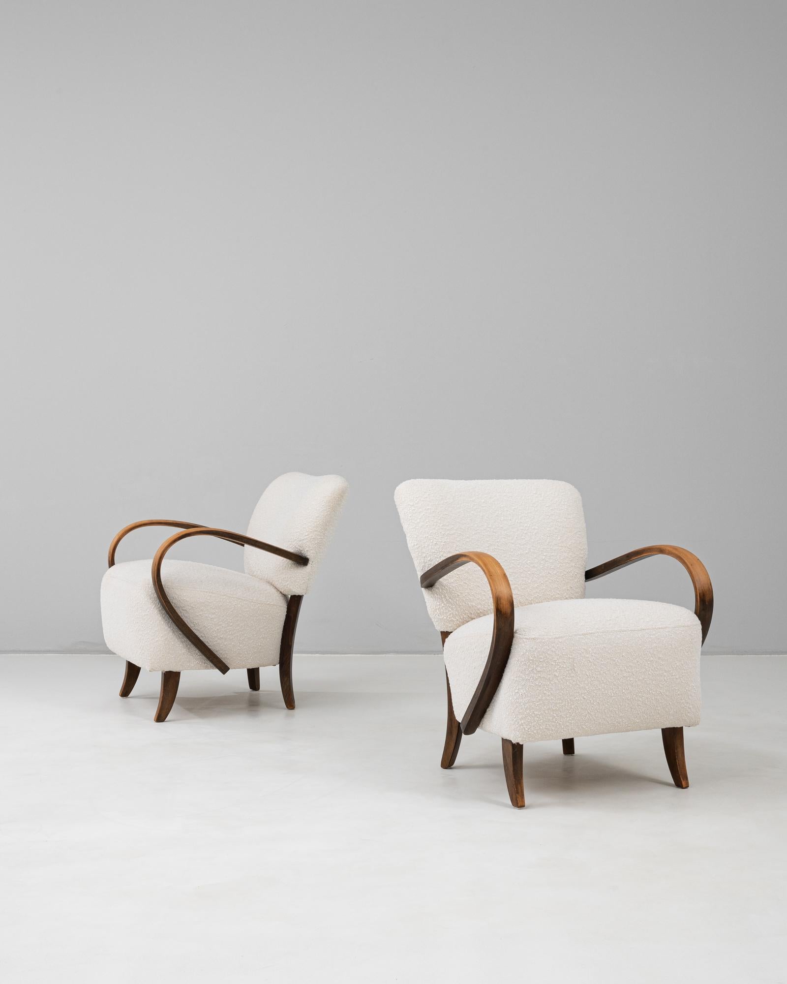 1950s Czech Pair Of Cocktail Upholstered Armchair H-237 By J. H. In condizioni buone in vendita a High Point, NC