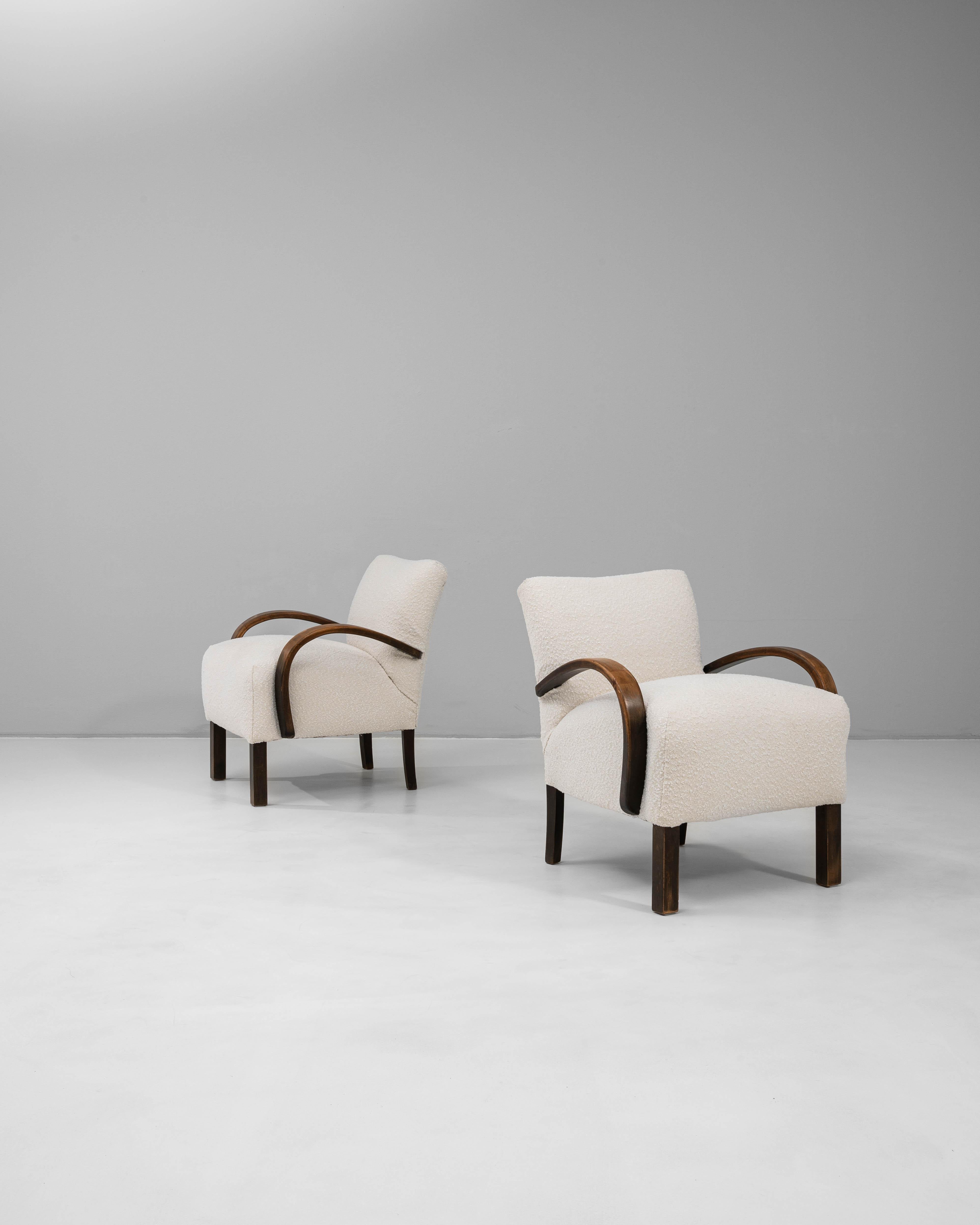 1950s Czech Pair Of Cocktail Upholstered Armchairs H-237 By J. Halabala Bon état - En vente à High Point, NC