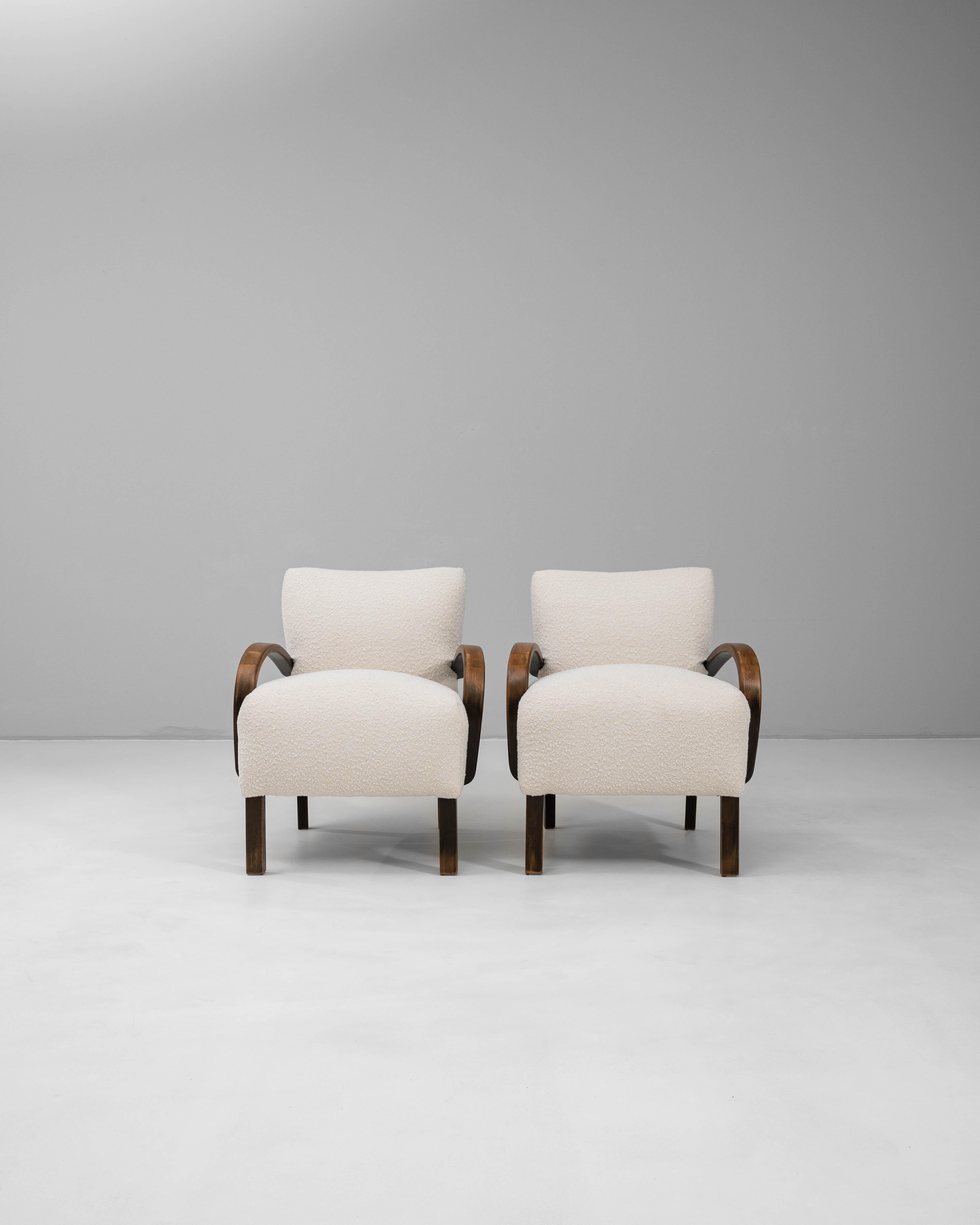 20ième siècle 1950s Czech Pair Of Cocktail Upholstered Armchairs H-237 By J. Halabala en vente