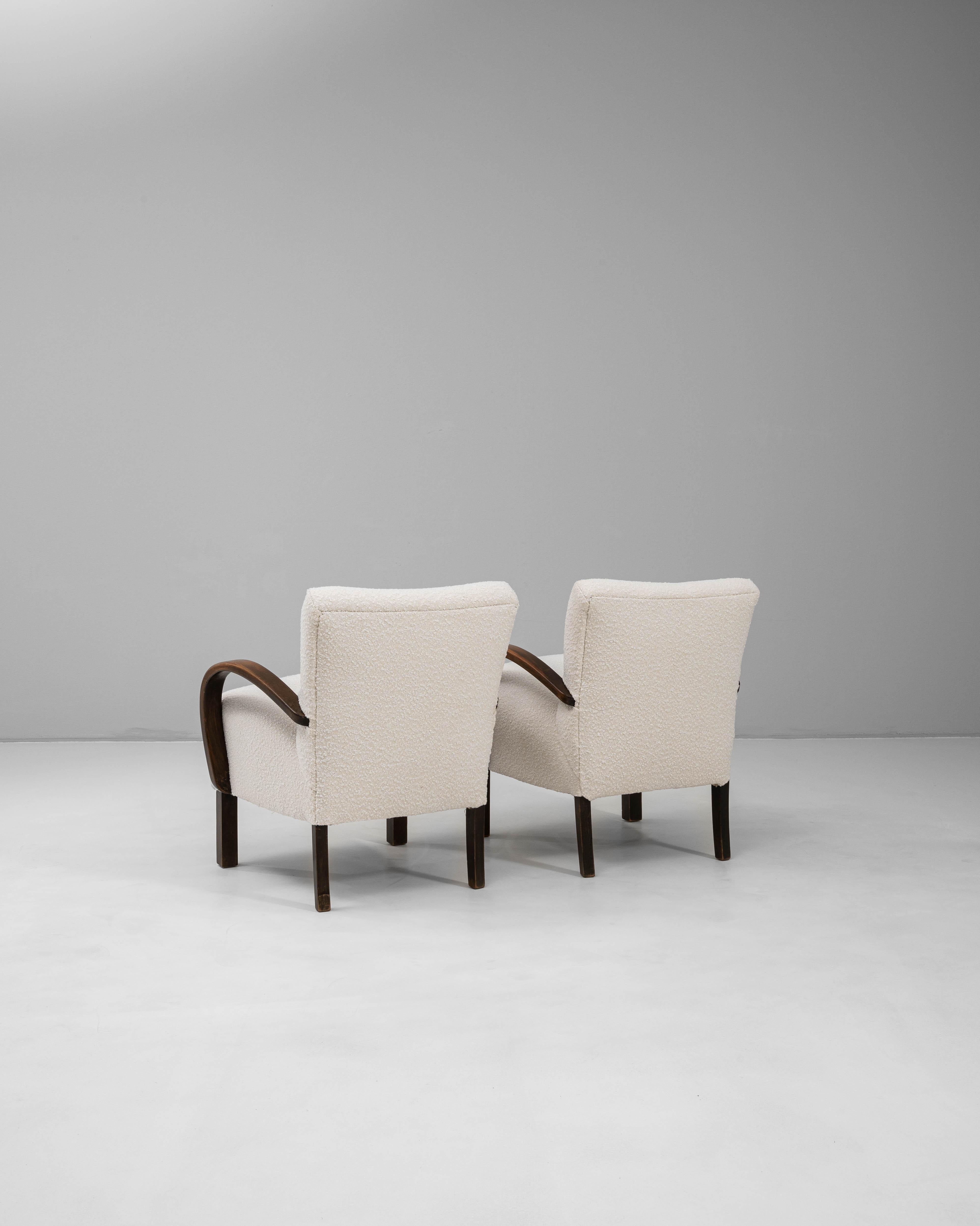 1950s Czech Pair Of Cocktail Upholstered Armchairs H-237 By J. Halabala en vente 1