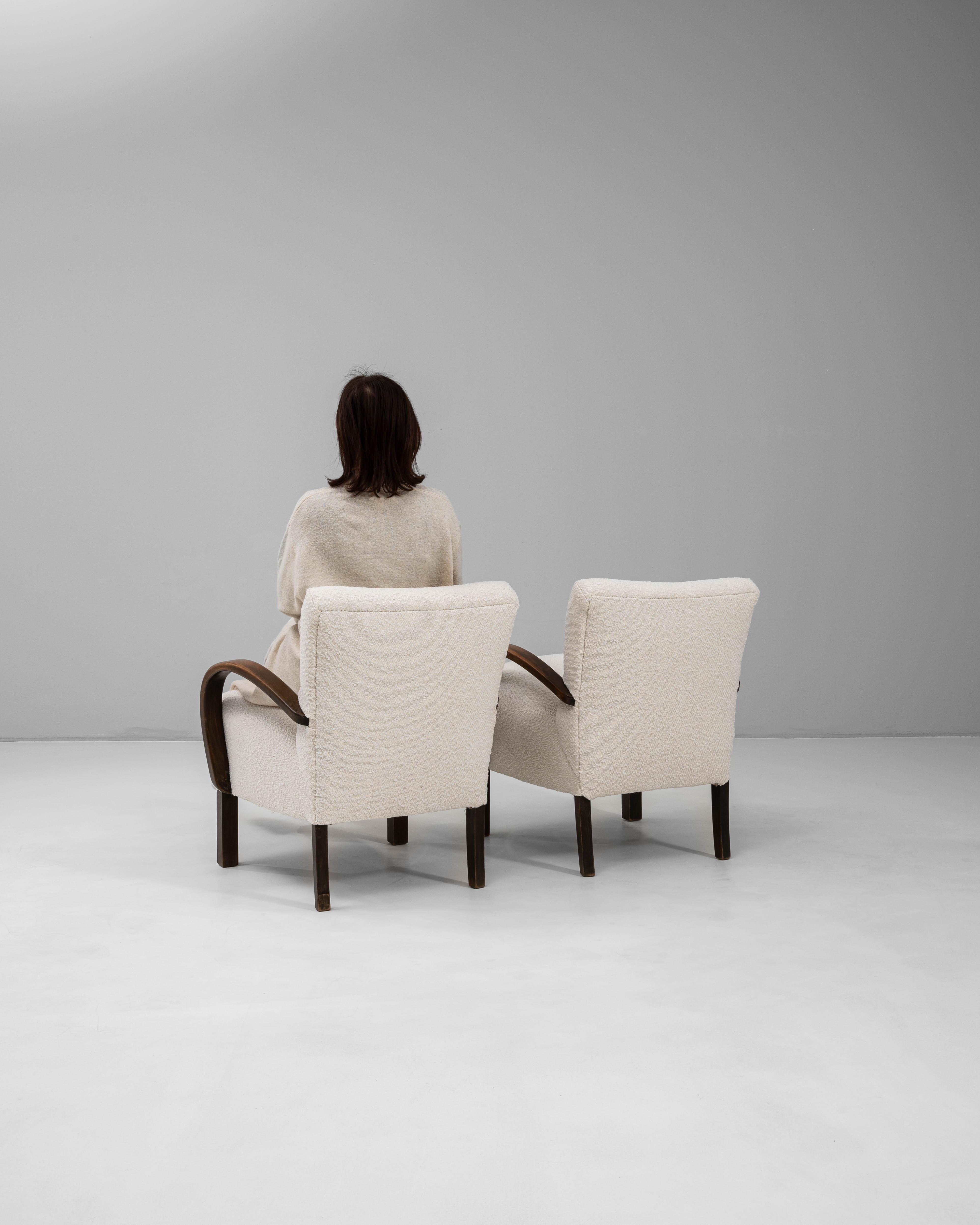1950s Czech Pair Of Cocktail Upholstered Armchairs H-237 By J. Halabala en vente 2