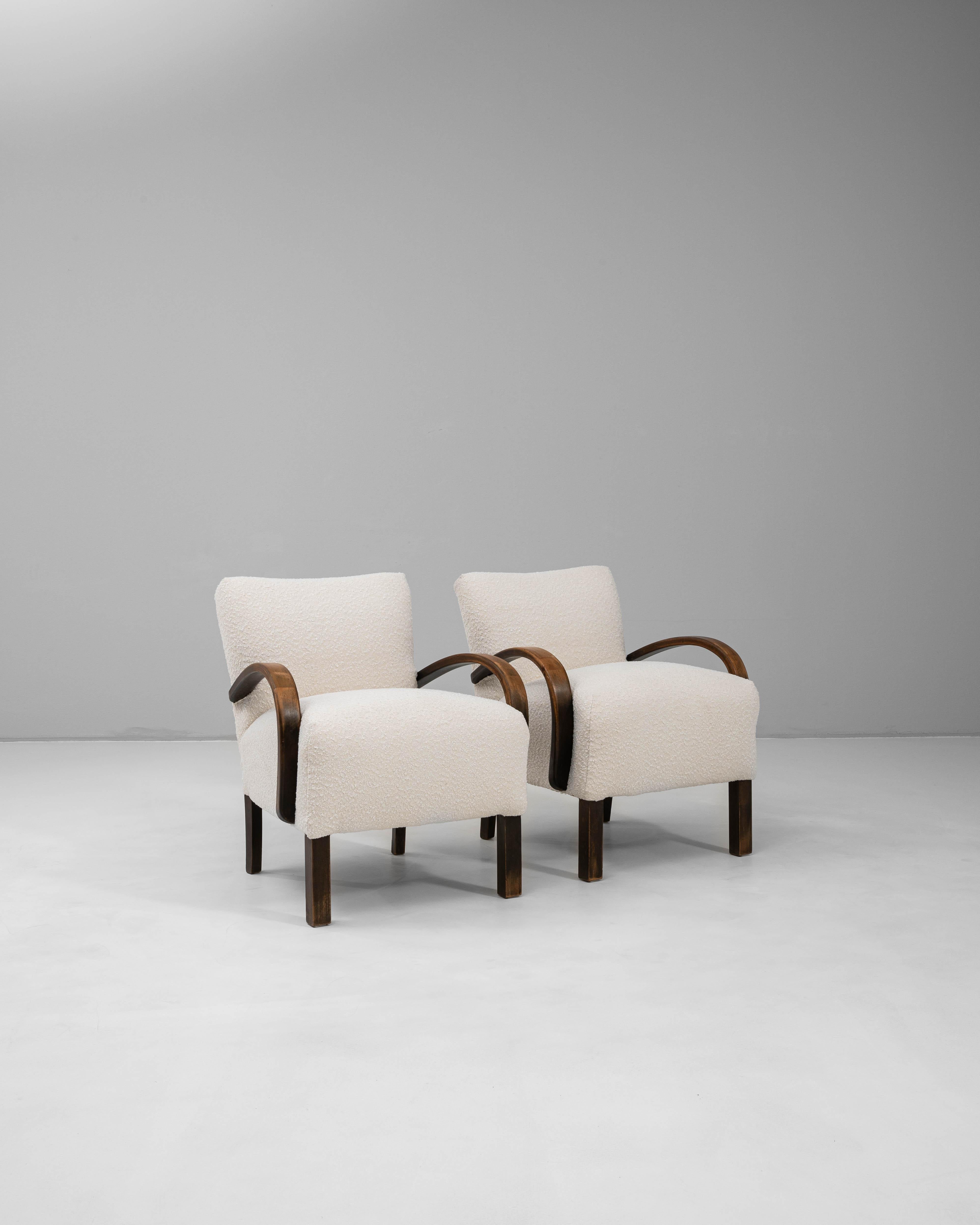 1950s Czech Pair Of Cocktail Upholstered Armchairs H-237 By J. Halabala en vente 3