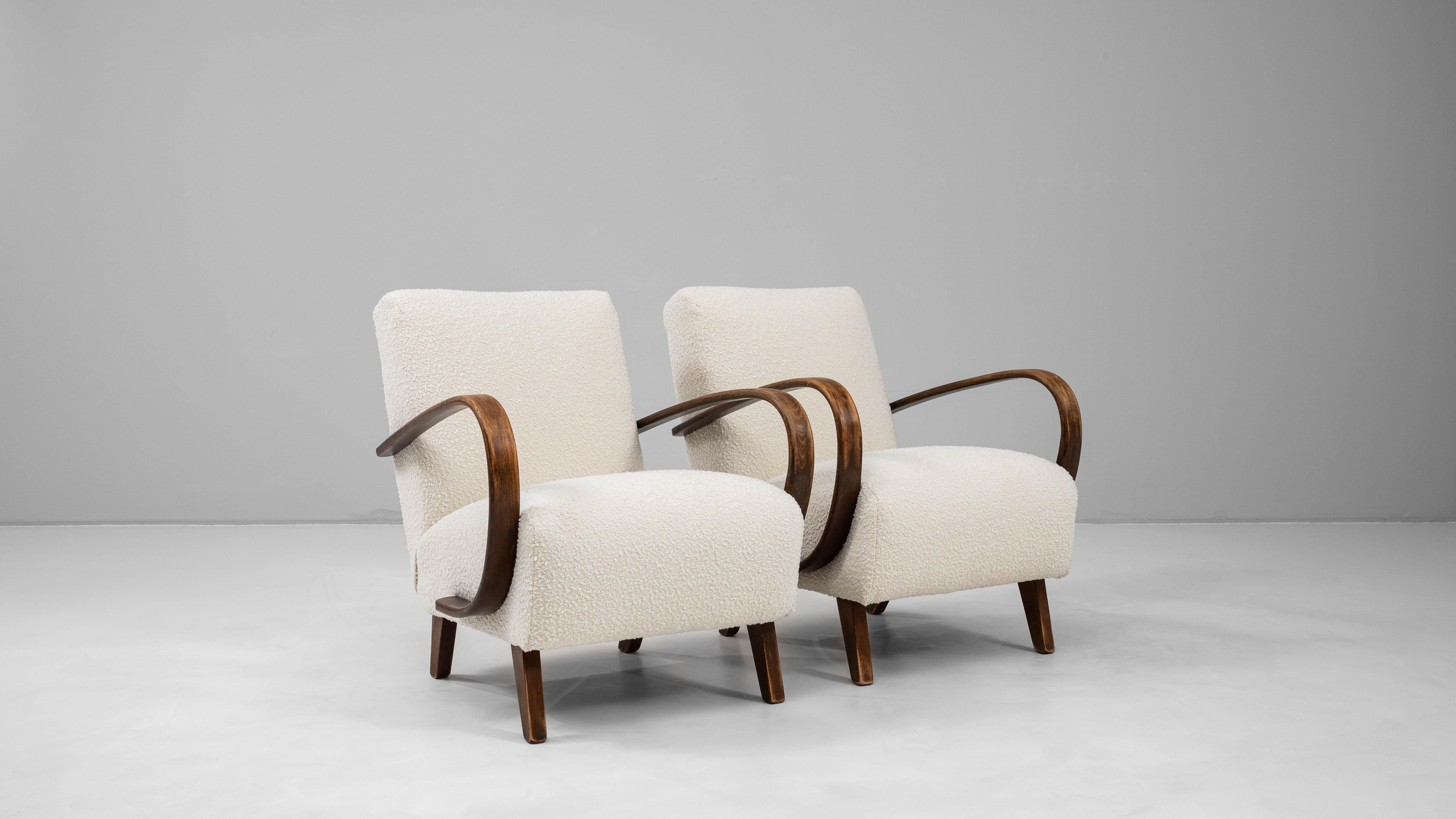 1950s Czech Pair of MCM Upholstered Armchairs By J. Halabala en vente 4