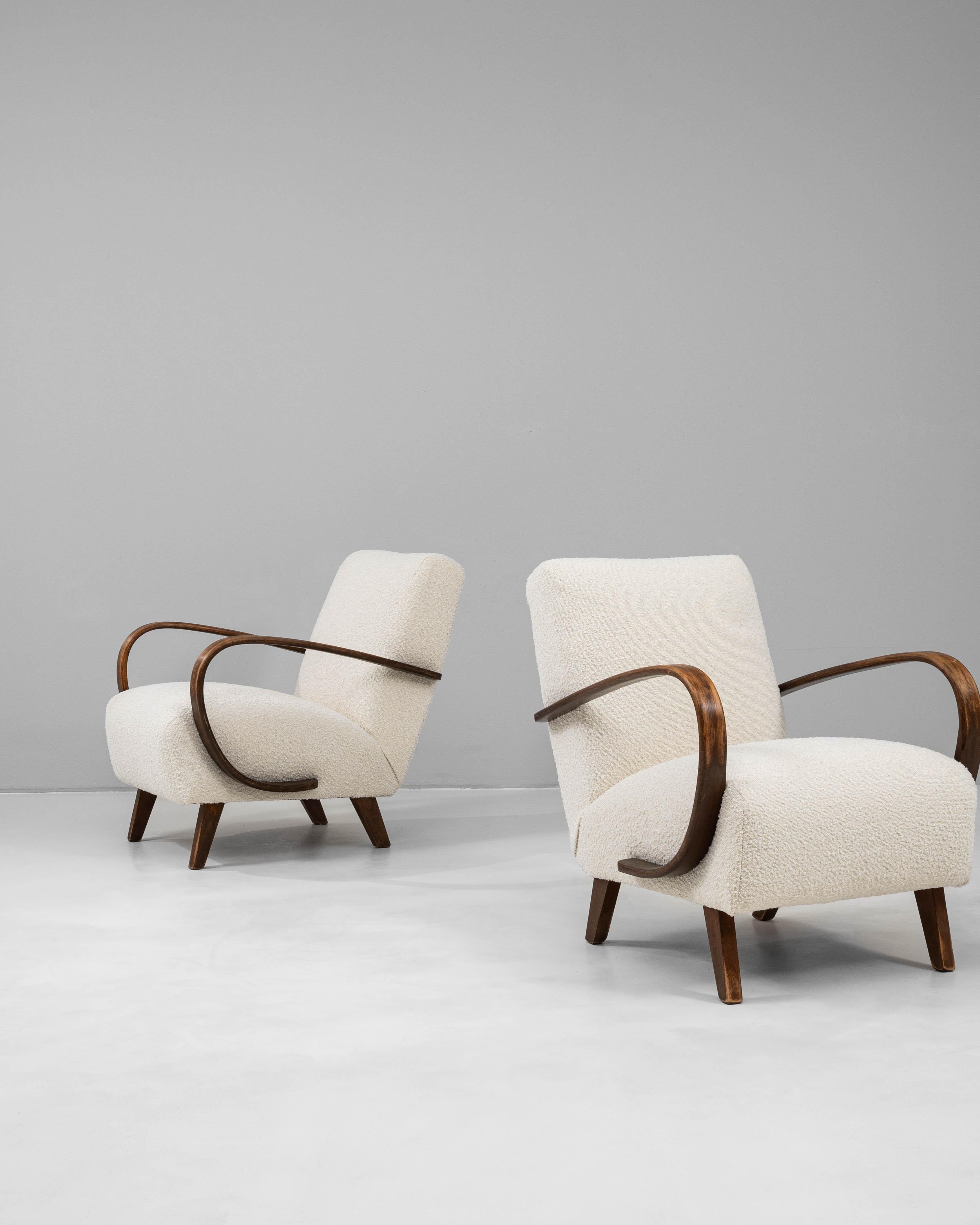 Tchèque 1950s Czech Pair of MCM Upholstered Armchairs By J. Halabala en vente