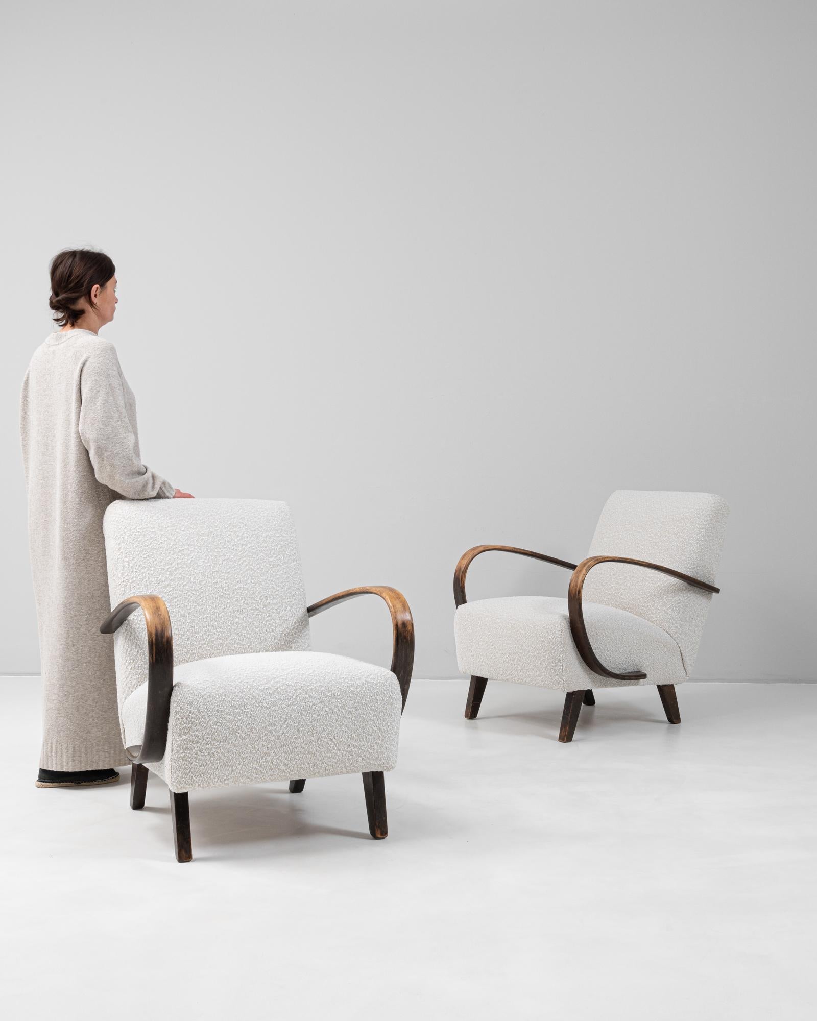 Tchèque 1950s Czech Pair of MCM Upholstered Armchairs By J. Halabala en vente