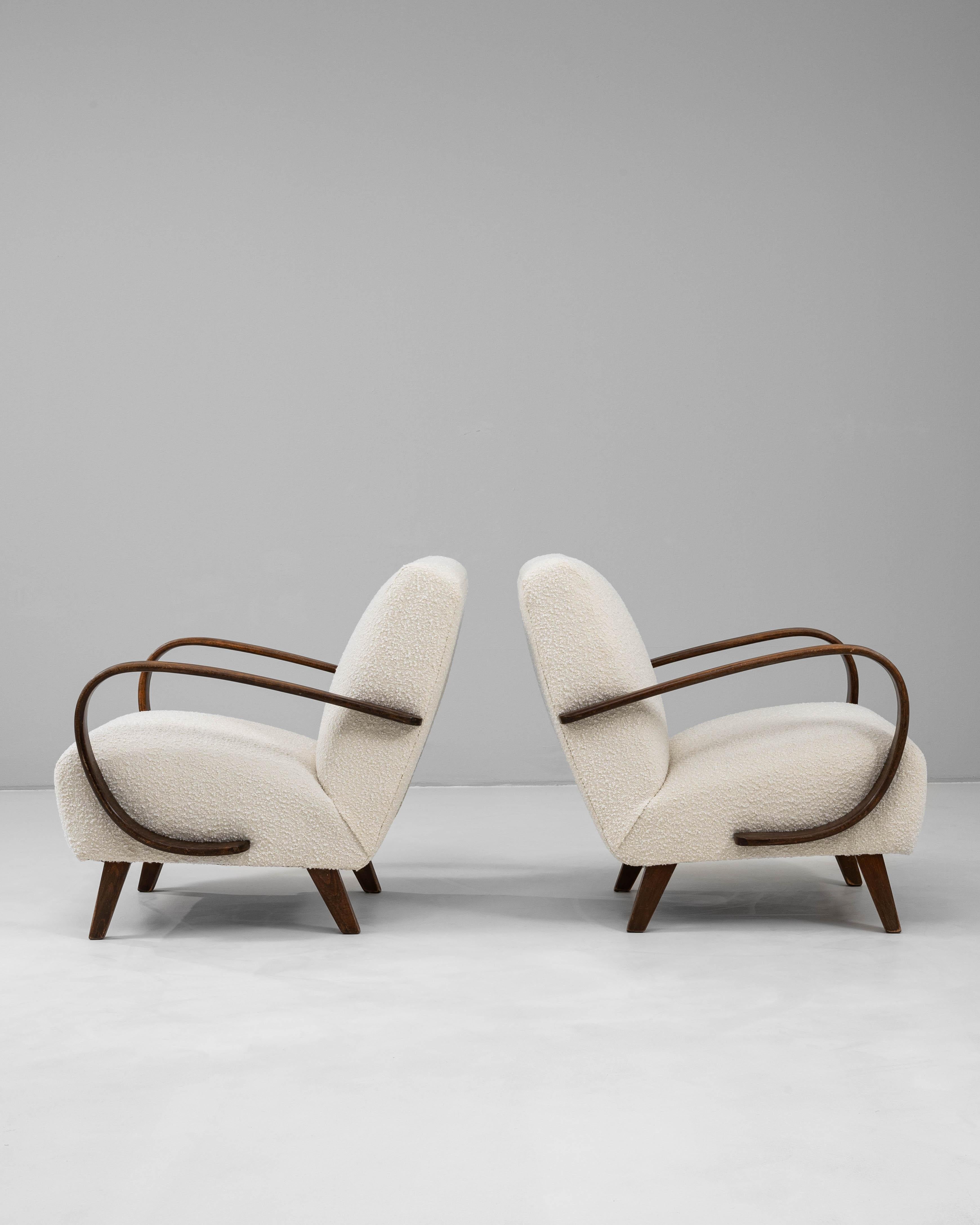 20ième siècle 1950s Czech Pair of MCM Upholstered Armchairs By J. Halabala en vente