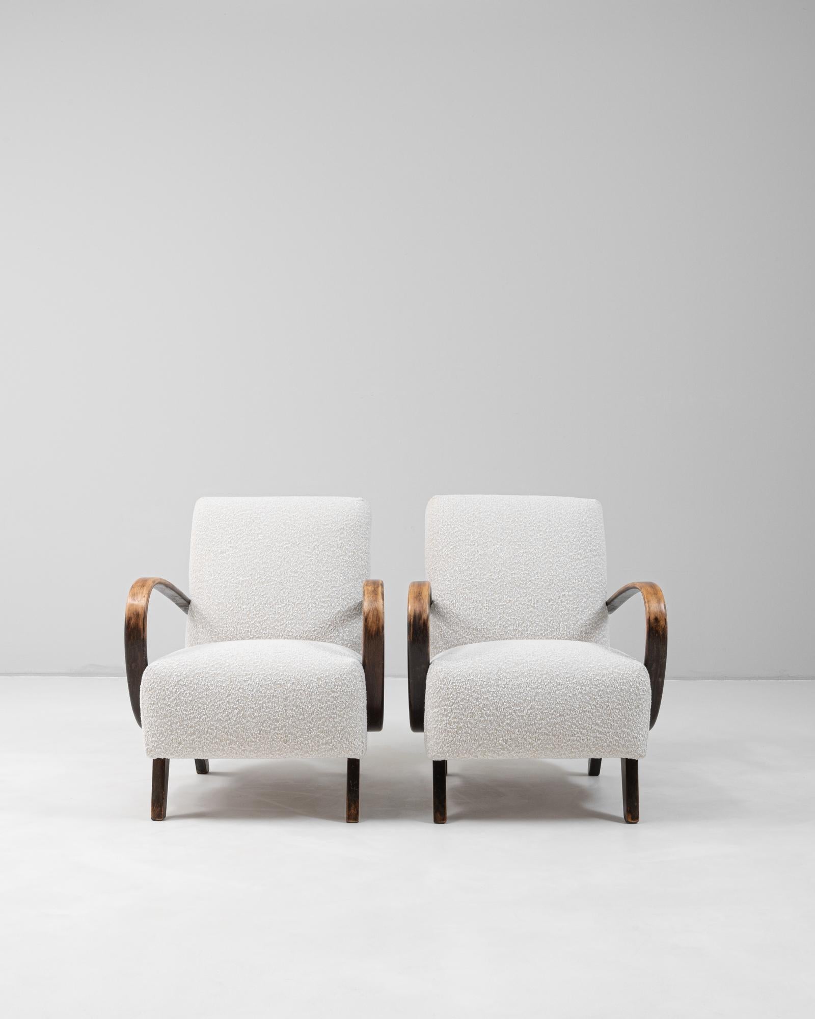 20ième siècle 1950s Czech Pair of MCM Upholstered Armchairs By J. Halabala en vente