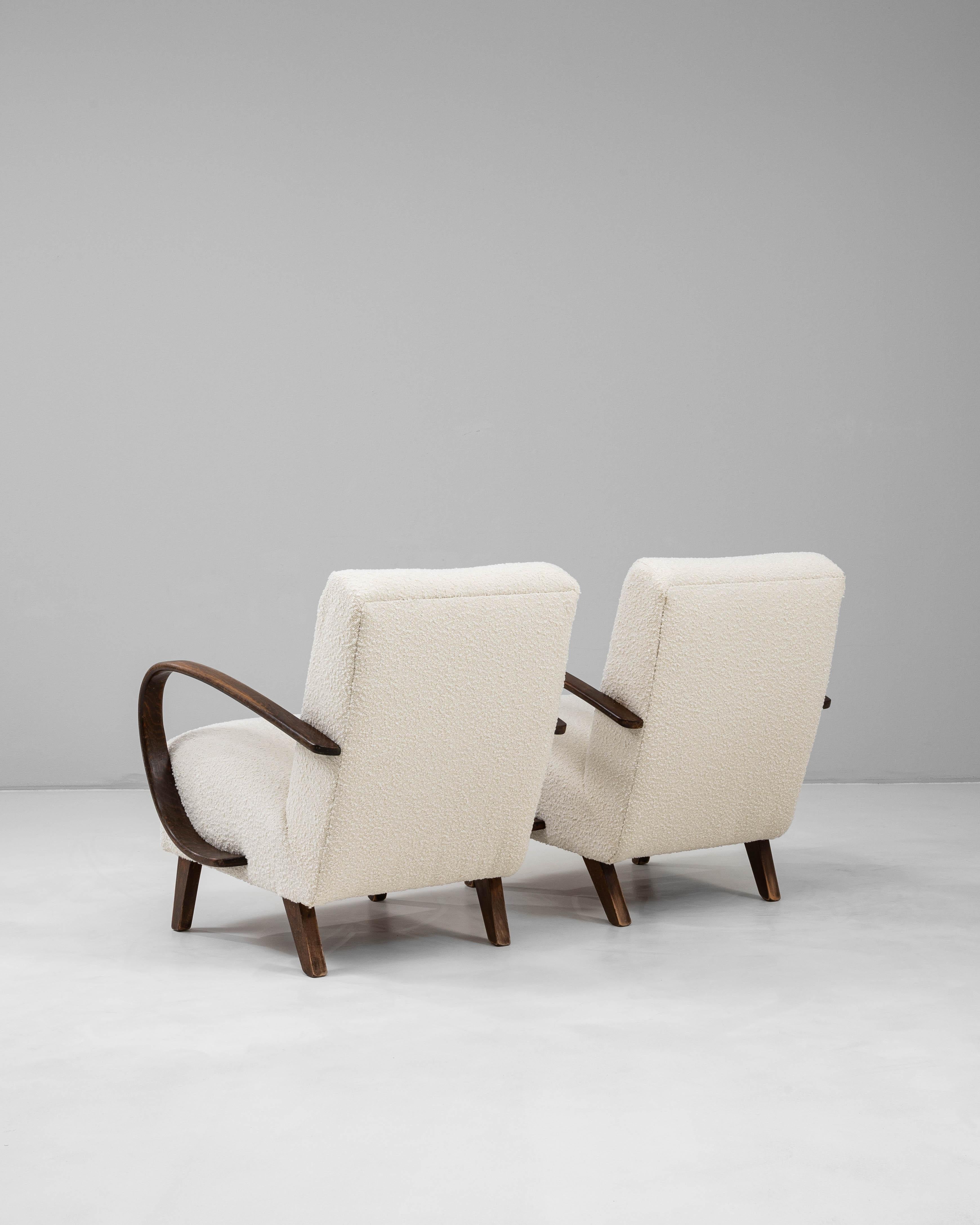 Tissu d'ameublement 1950s Czech Pair of MCM Upholstered Armchairs By J. Halabala en vente
