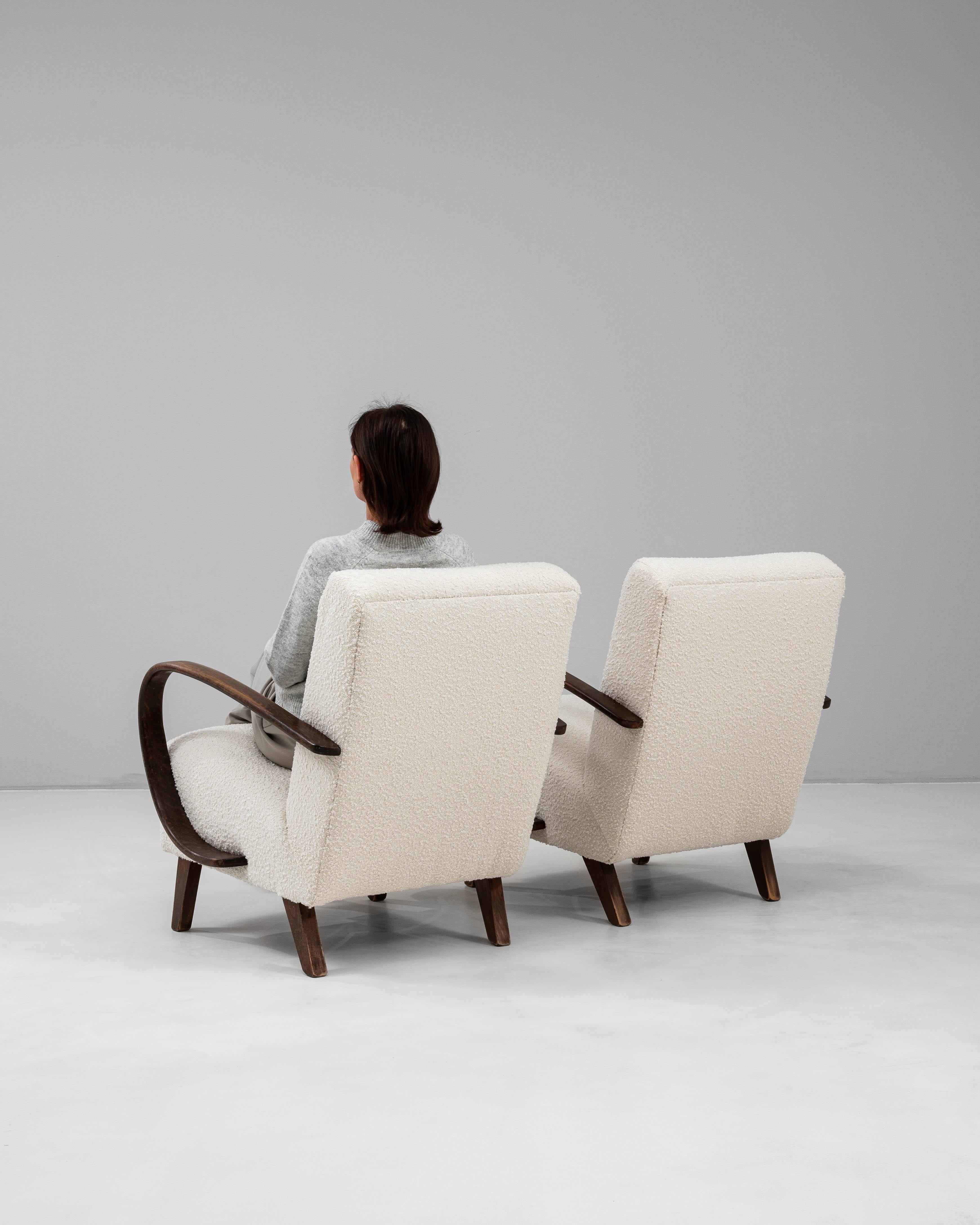 1950s Czech Pair of MCM Upholstered Armchairs By J. Halabala en vente 1