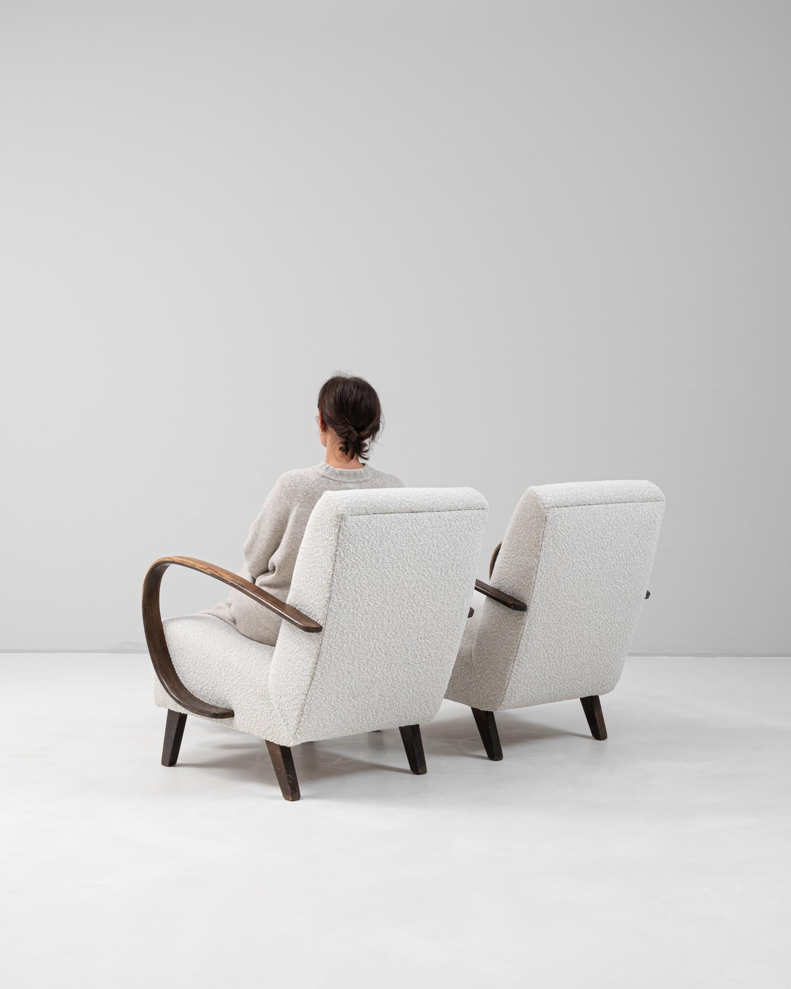 1950s Czech Pair of MCM Upholstered Armchairs By J. Halabala en vente 1