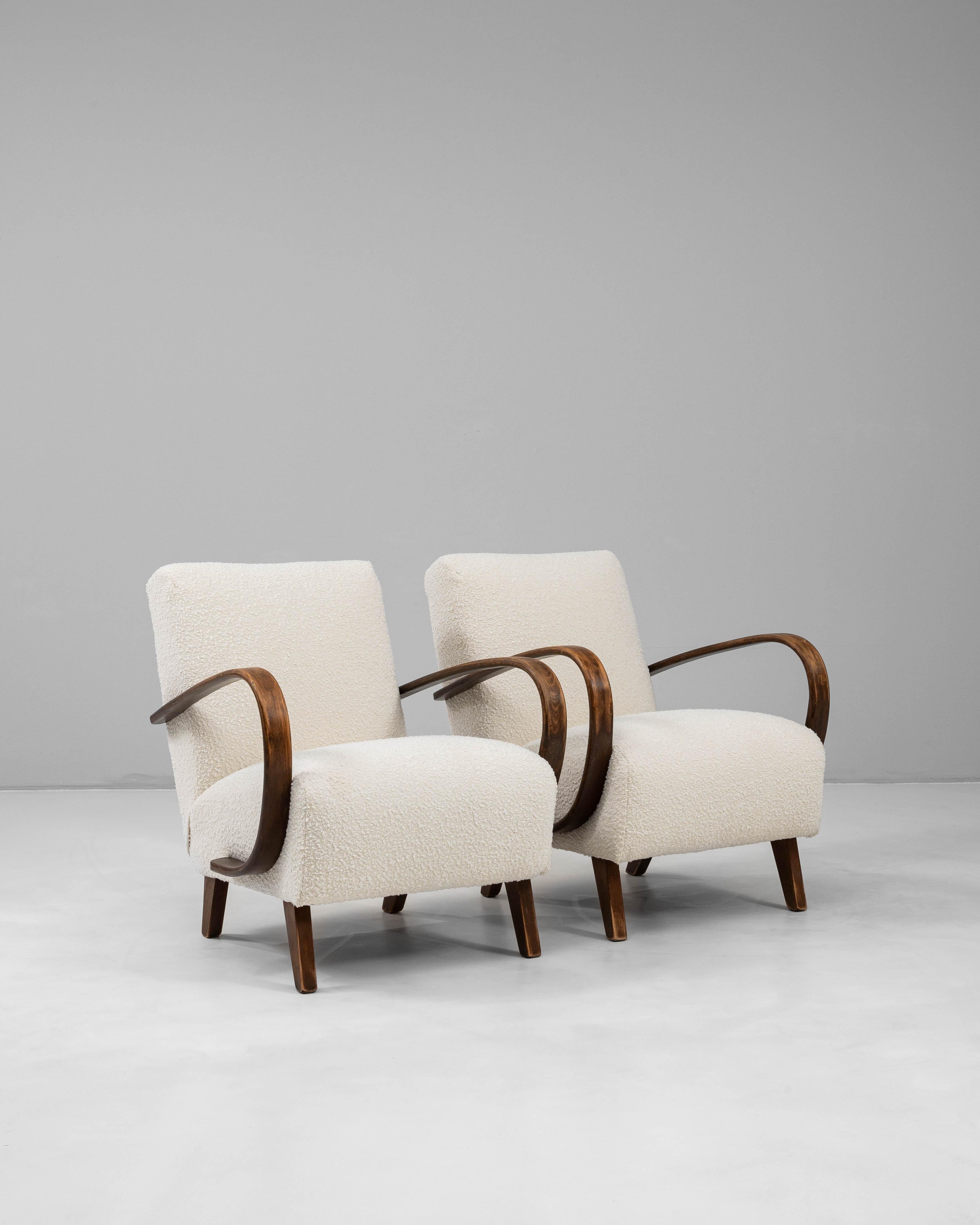 1950s Czech Pair of MCM Upholstered Armchairs By J. Halabala en vente 2