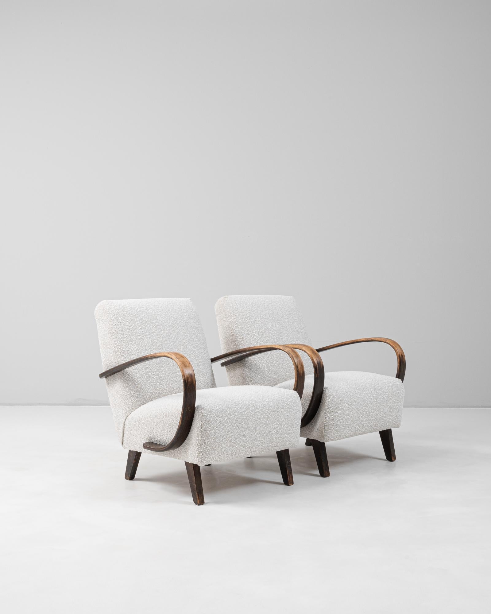 1950s Czech Pair of MCM Upholstered Armchairs By J. Halabala en vente 2