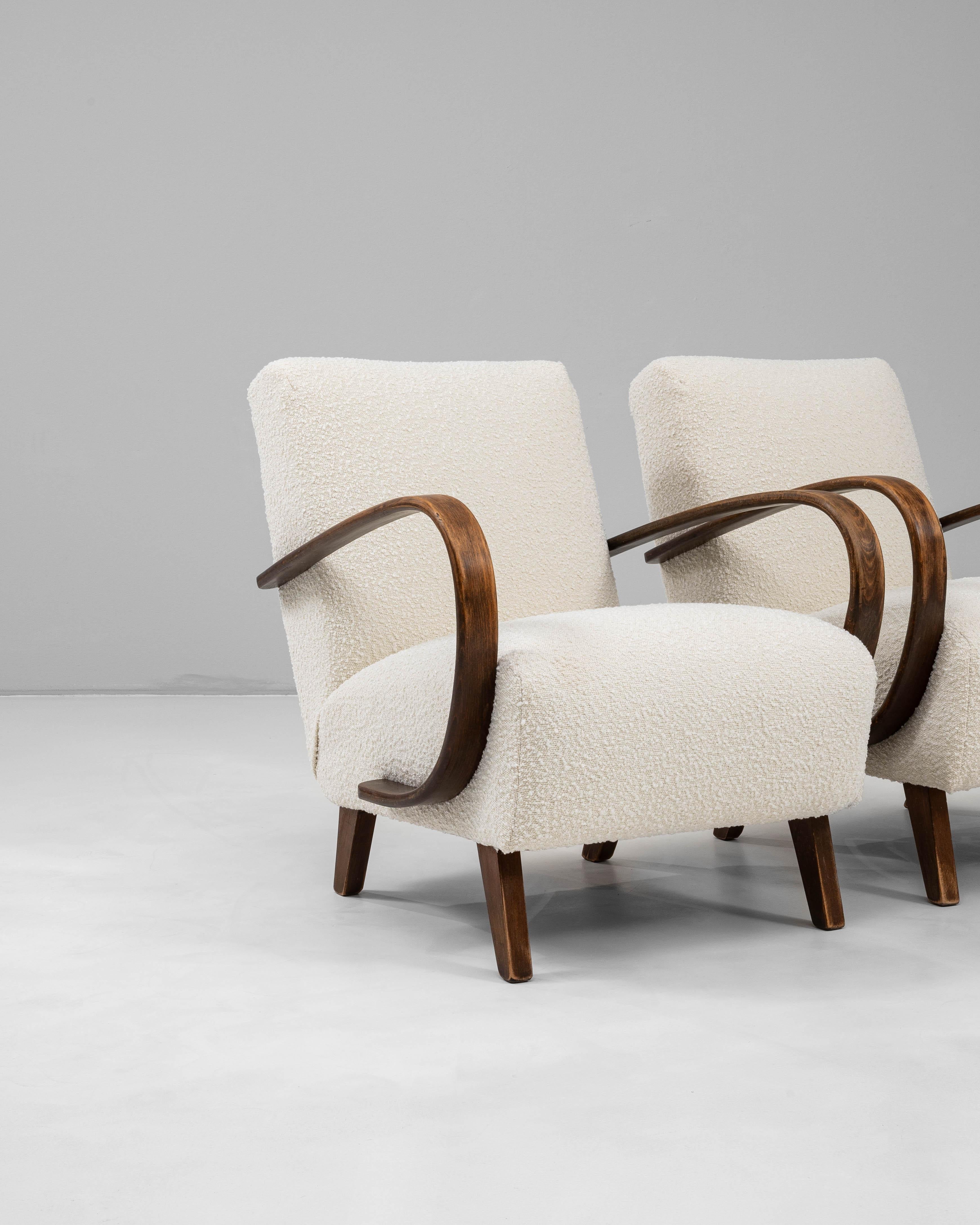 1950s Czech Pair of MCM Upholstered Armchairs By J. Halabala en vente 3
