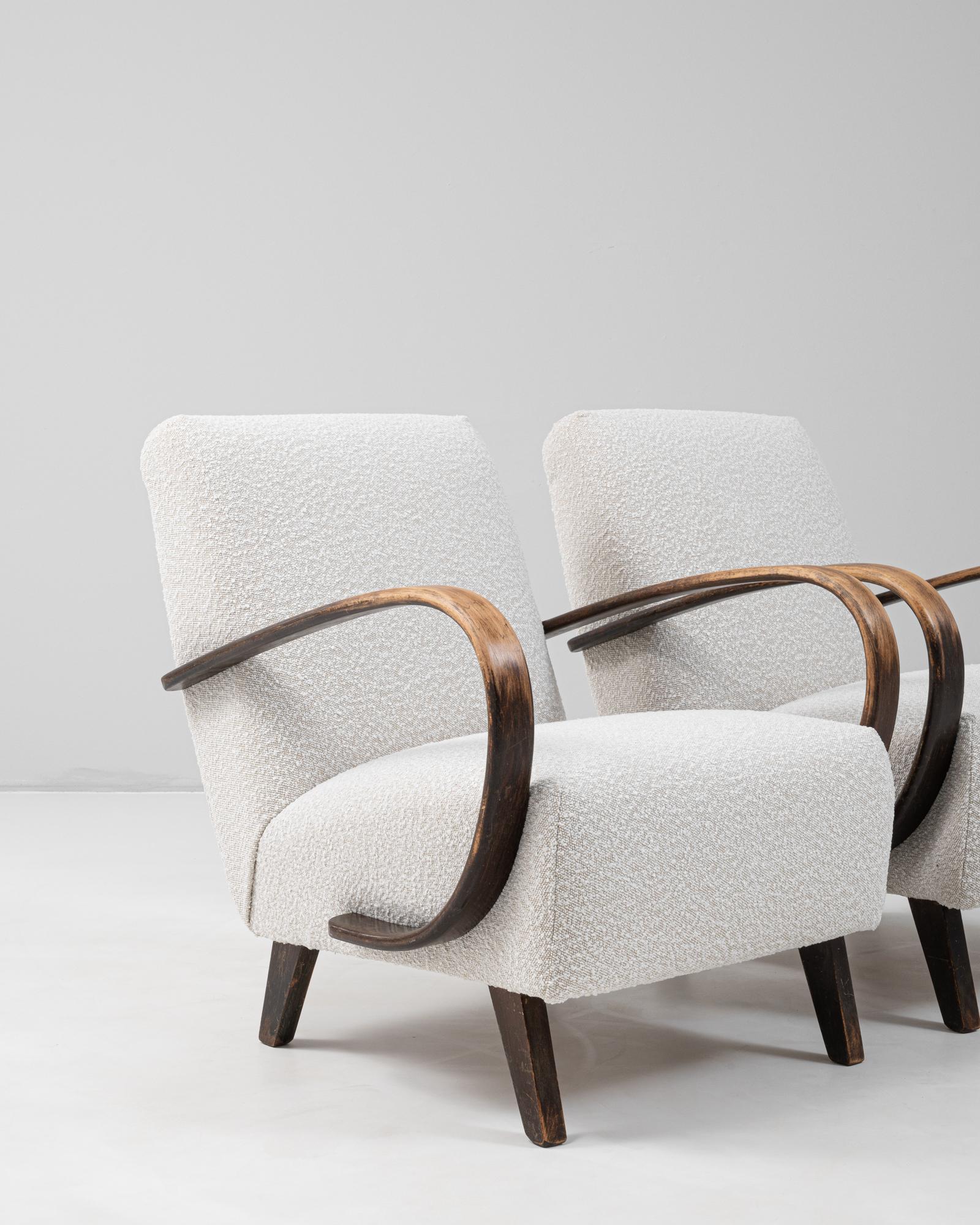 1950s Czech Pair of MCM Upholstered Armchairs By J. Halabala en vente 3