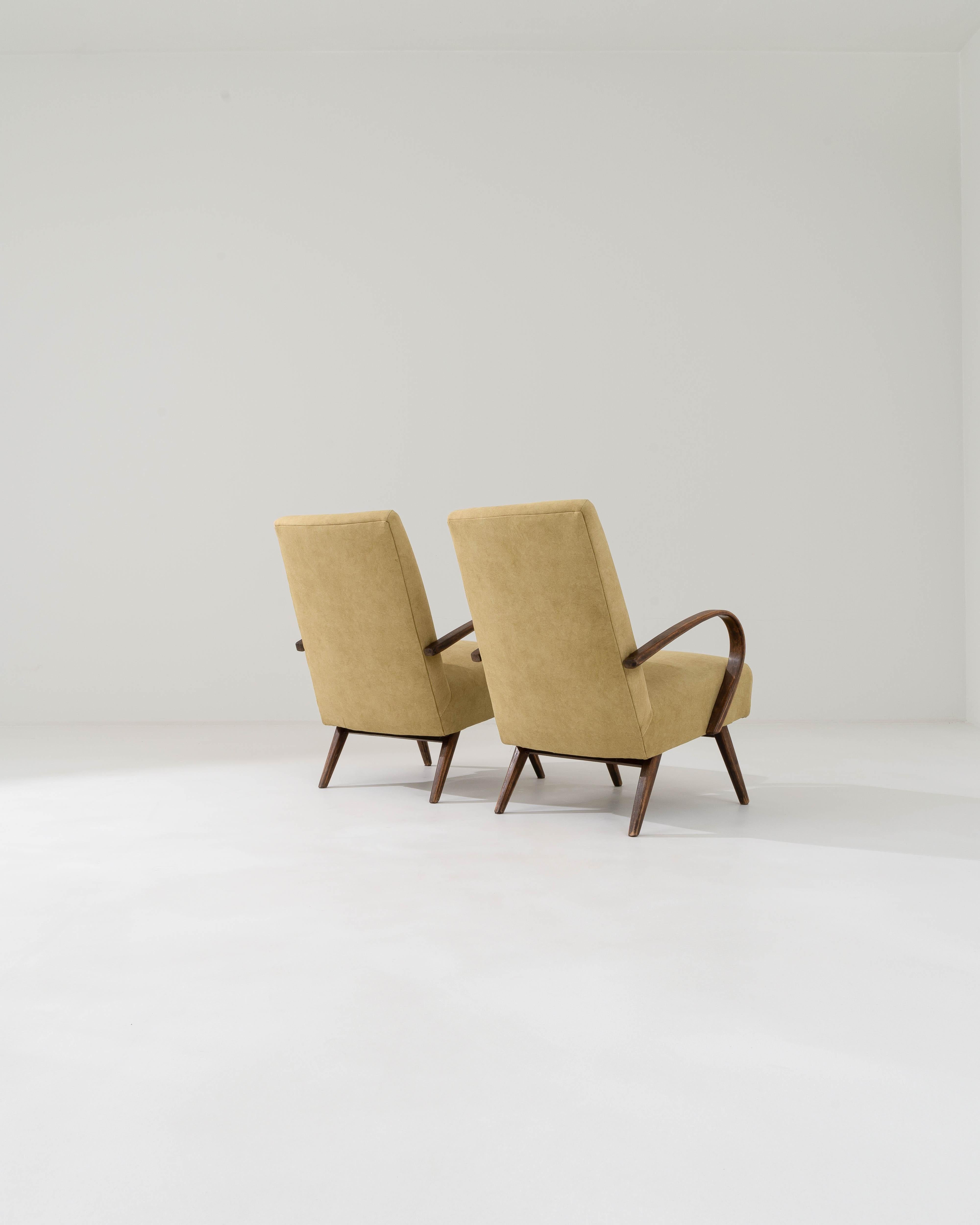 Paire de fauteuils tapissés tchèques des années 1950 en vente 4