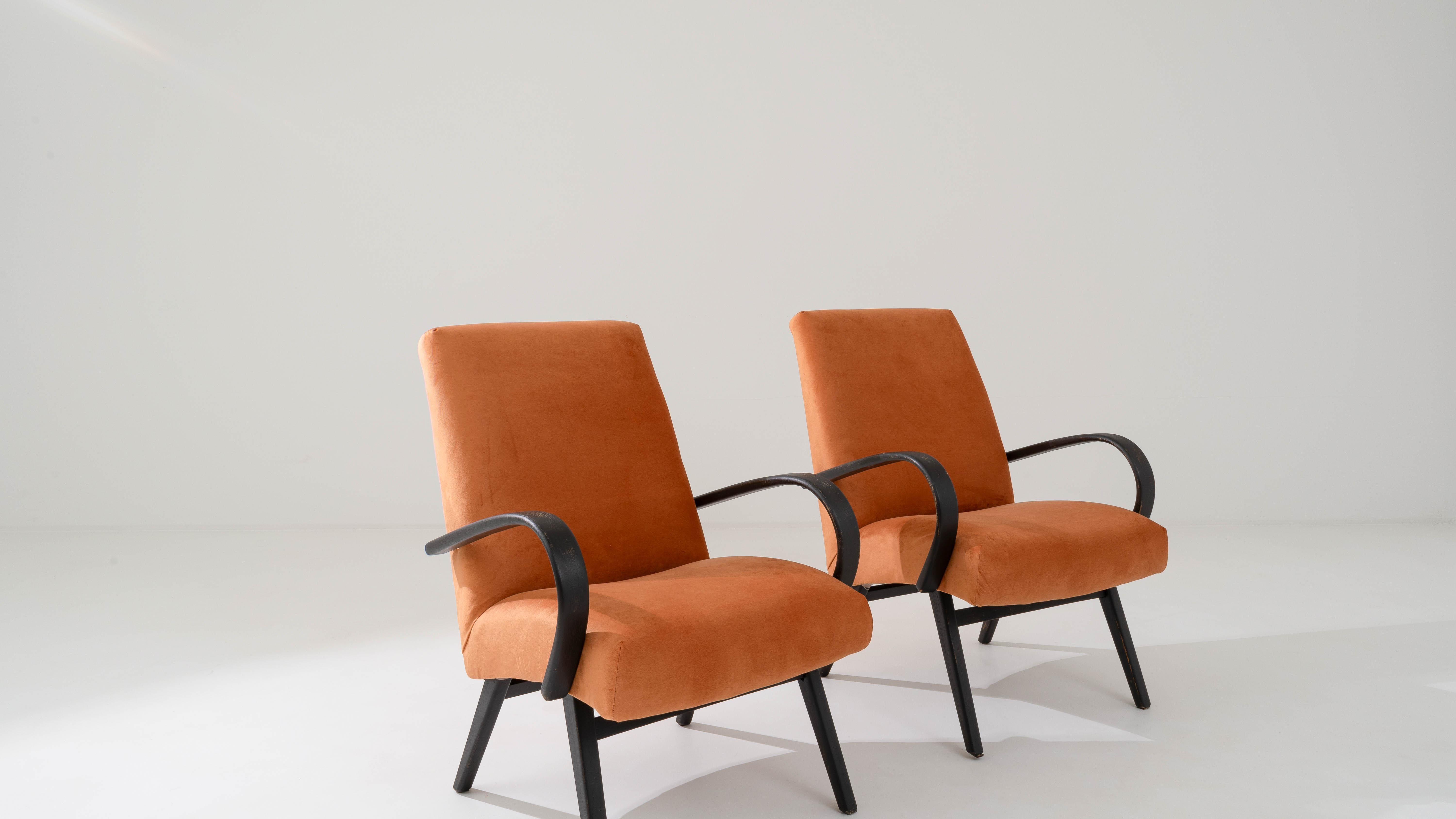 Mid-Century Modern Paire de fauteuils tapissés tchèques des années 1950 en vente