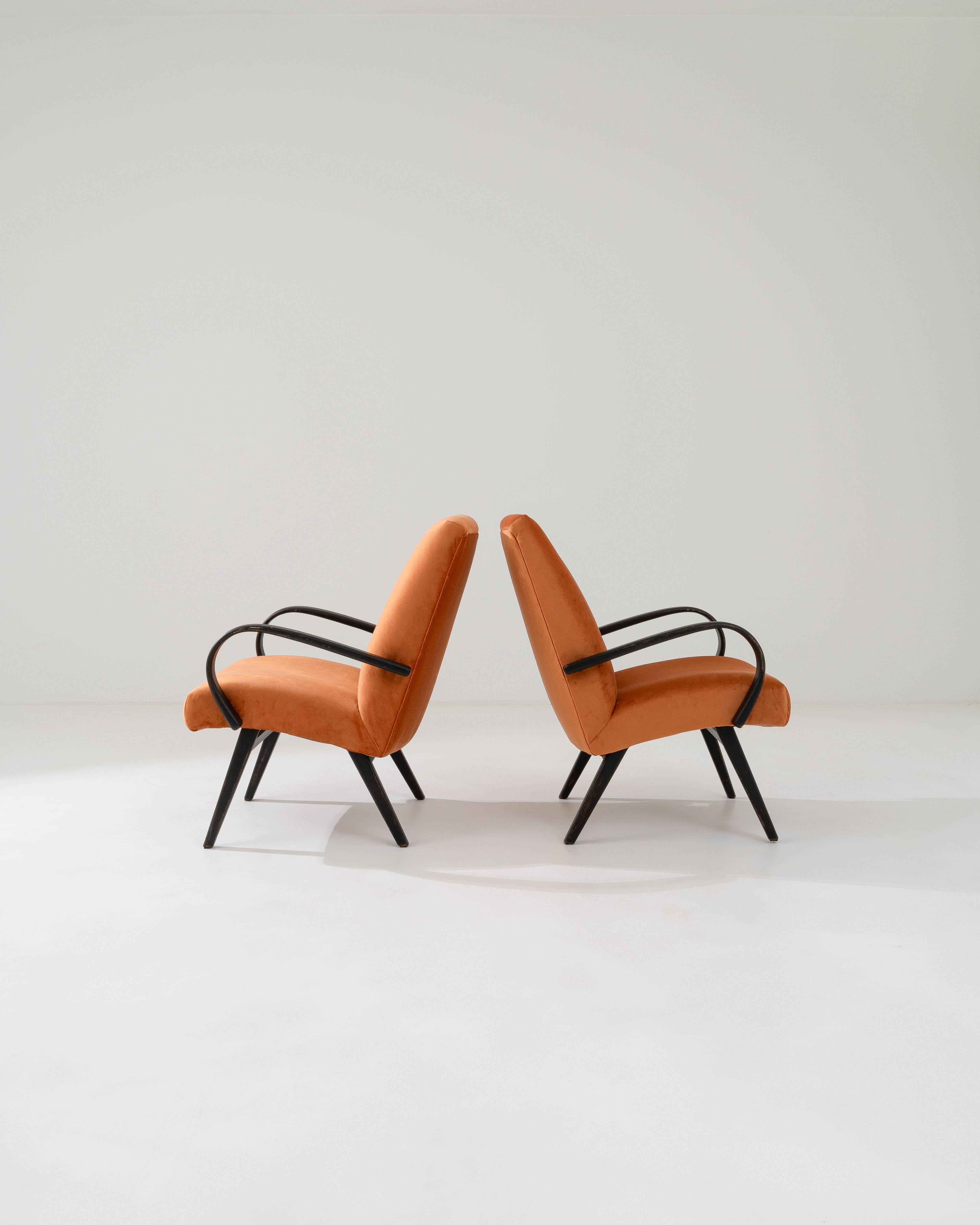 1950er Jahre Tschechische gepolsterte Sessel, ein Paar im Zustand „Gut“ im Angebot in High Point, NC