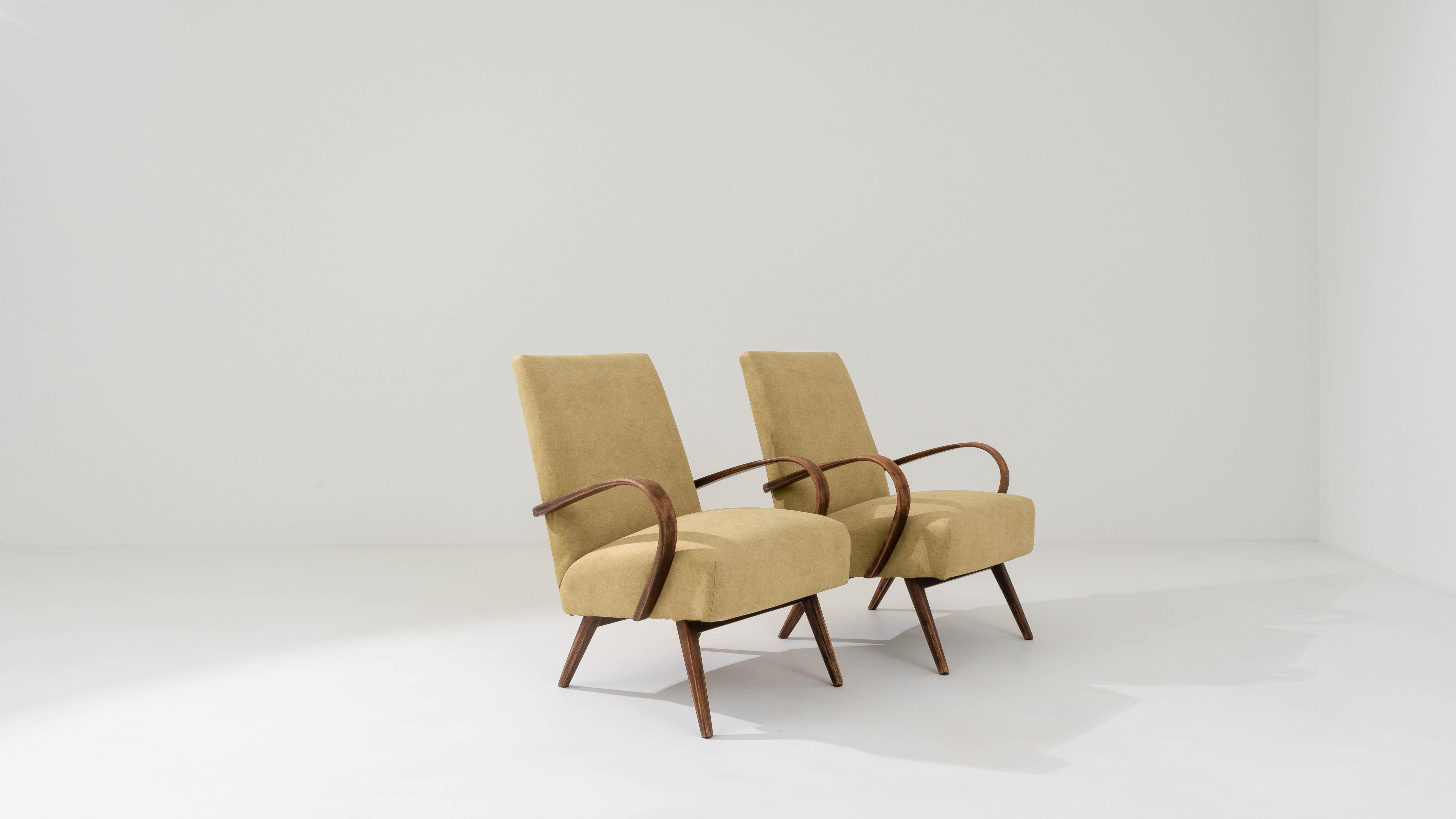 Milieu du XXe siècle Paire de fauteuils tapissés tchèques des années 1950 en vente
