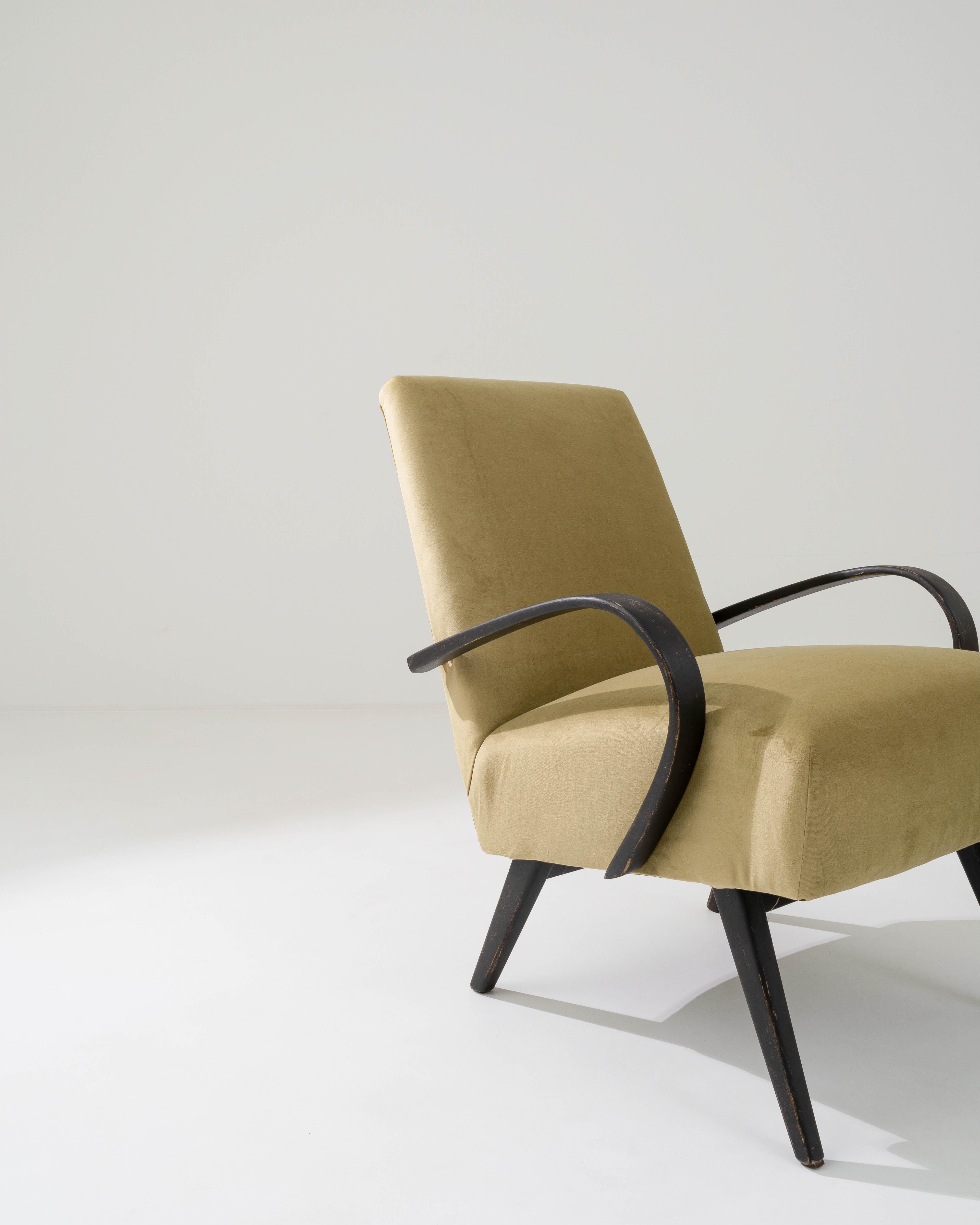 Milieu du XXe siècle Paire de fauteuils tapissés tchèques des années 1950 en vente