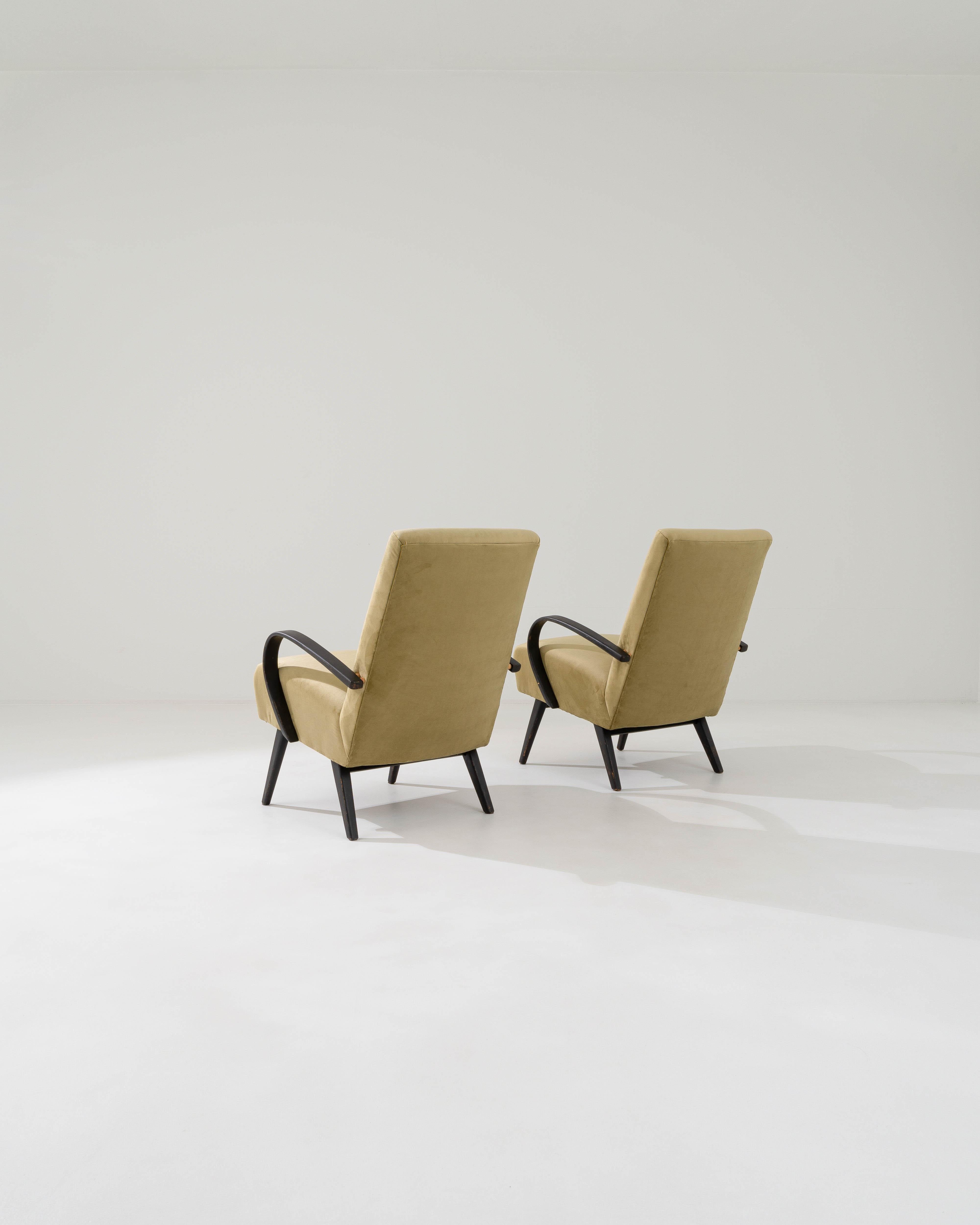 Paire de fauteuils tapissés tchèques des années 1950 en vente 2