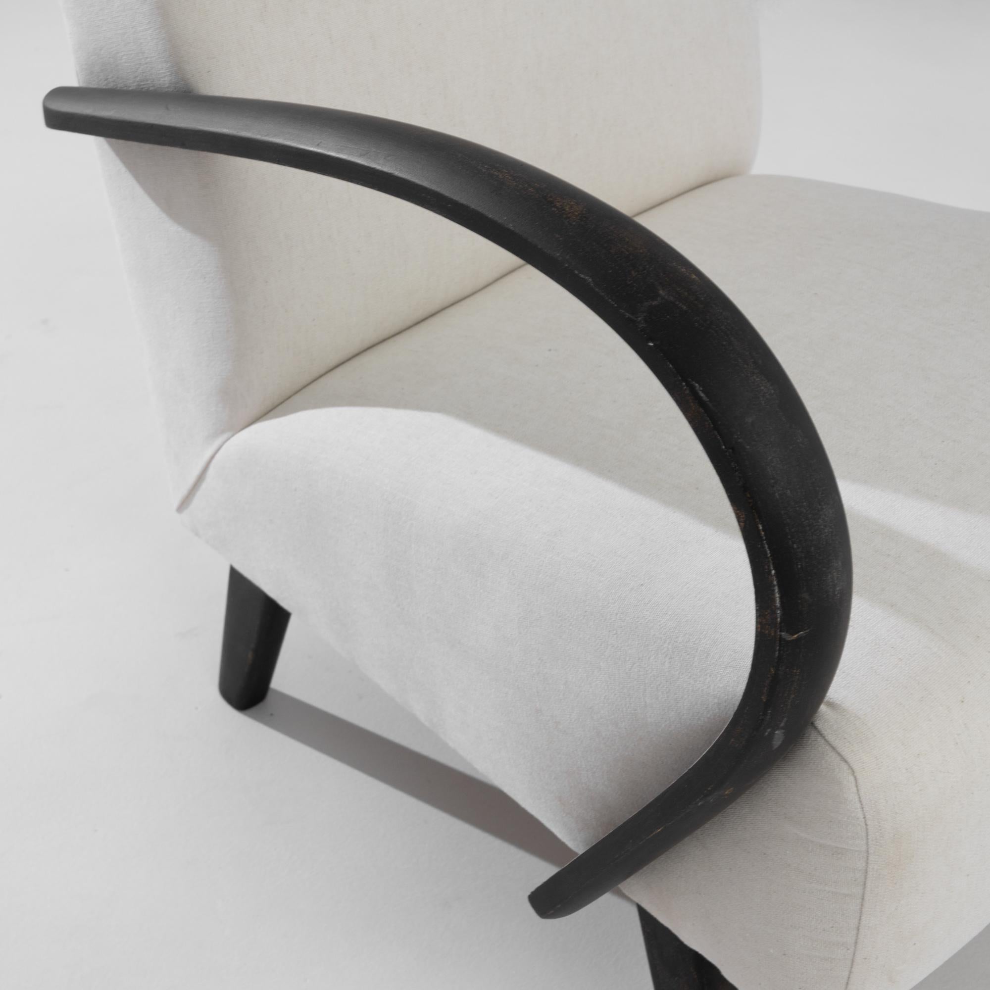 Introduisez une touche d'élégance du milieu du siècle dans votre intérieur avec cette paire exquise de fauteuils tapissés tchèques des années 1950 par J. Halabala. Réputés pour leur design gracieux, ces fauteuils sont dotés d'accoudoirs en bois noir
