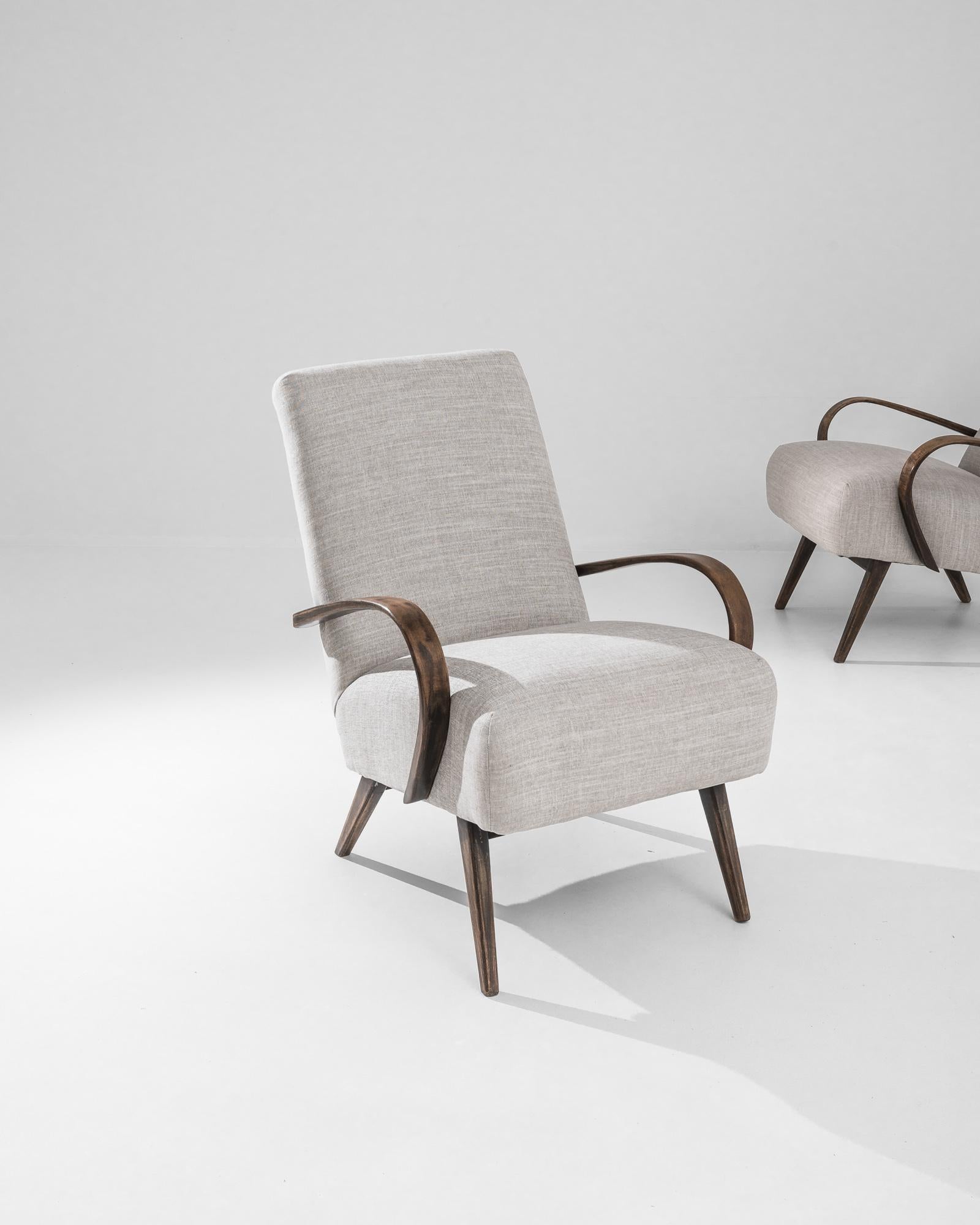 Rehaussez votre intérieur avec cette superbe paire de fauteuils tapissés tchèques des années 1950 du designer emblématique J. Halabala. Ces chaises sont dotées d'accoudoirs et de pieds en bois élégamment incurvés qui incarnent la sophistication