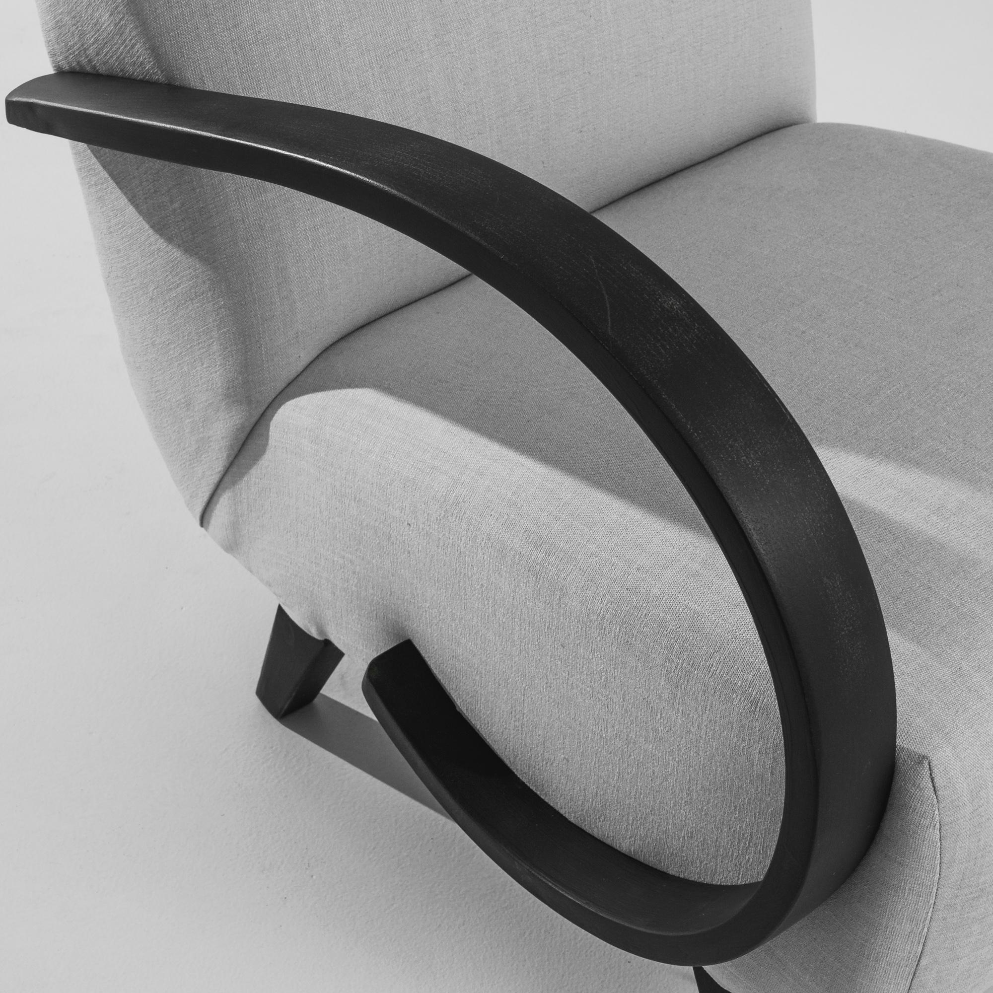 Ein atemberaubendes Paar tschechischer Polstersessel aus den 1950er Jahren von dem renommierten Designer J. Halabala. Diese Sessel sind ein Zeugnis des modernen Designs der Mitte des Jahrhunderts, mit eleganten, schwarzen, geschwungenen Holzarmen