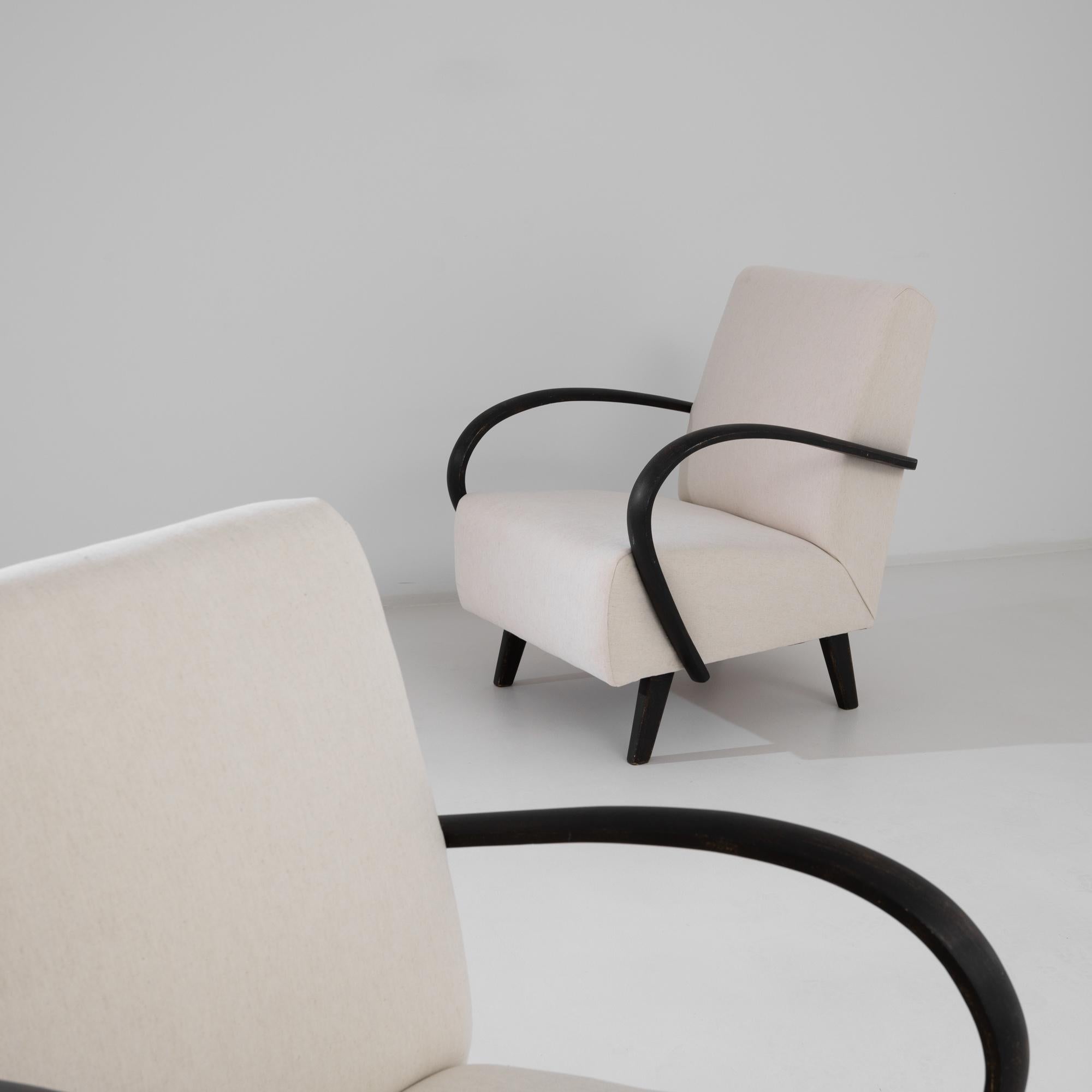 Tchèque Paire de fauteuils tapissés tchèques des années 1950 par J. Halabala en vente
