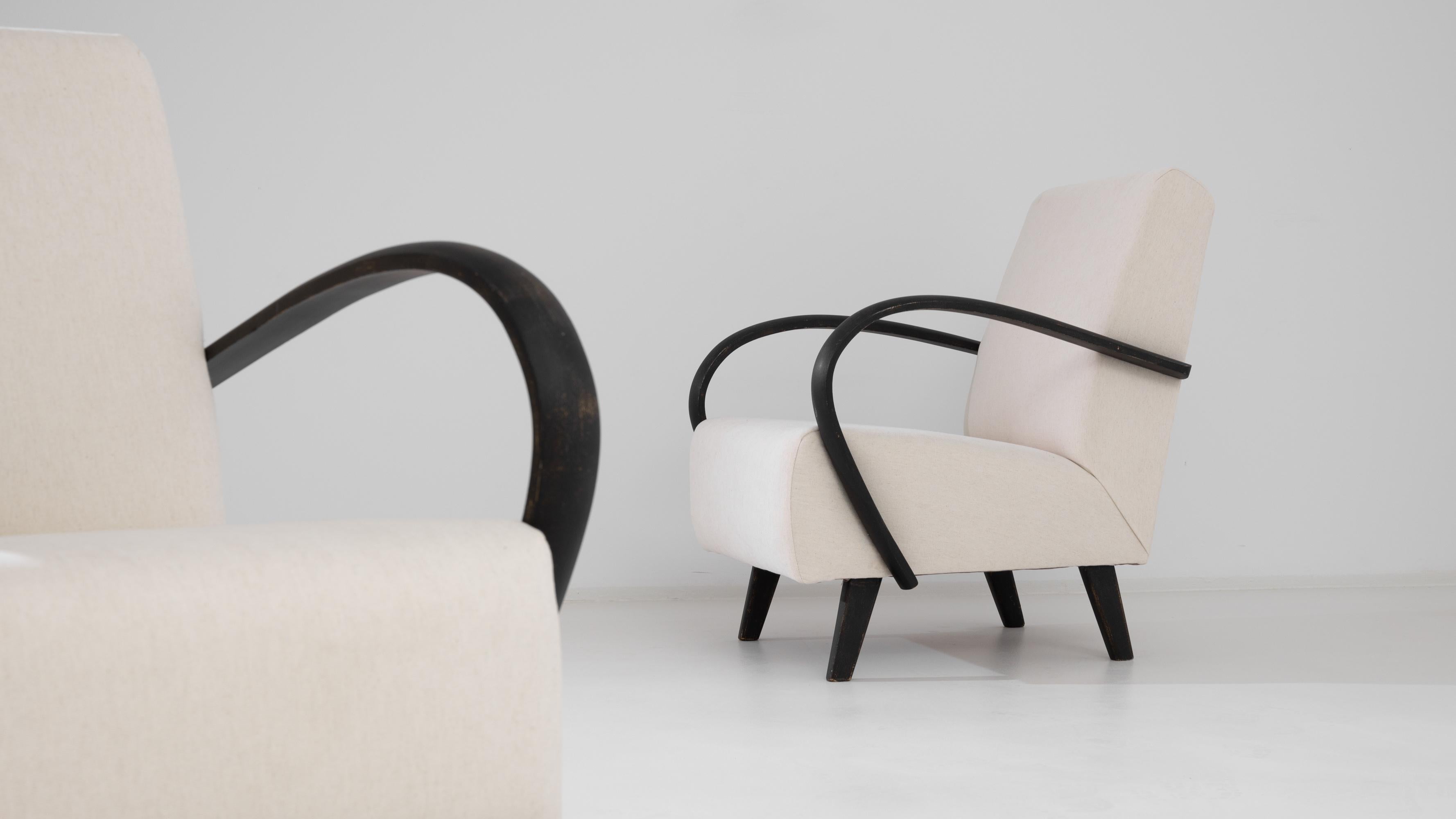 Tissu d'ameublement Paire de fauteuils tapissés tchèques des années 1950 par J. Halabala en vente