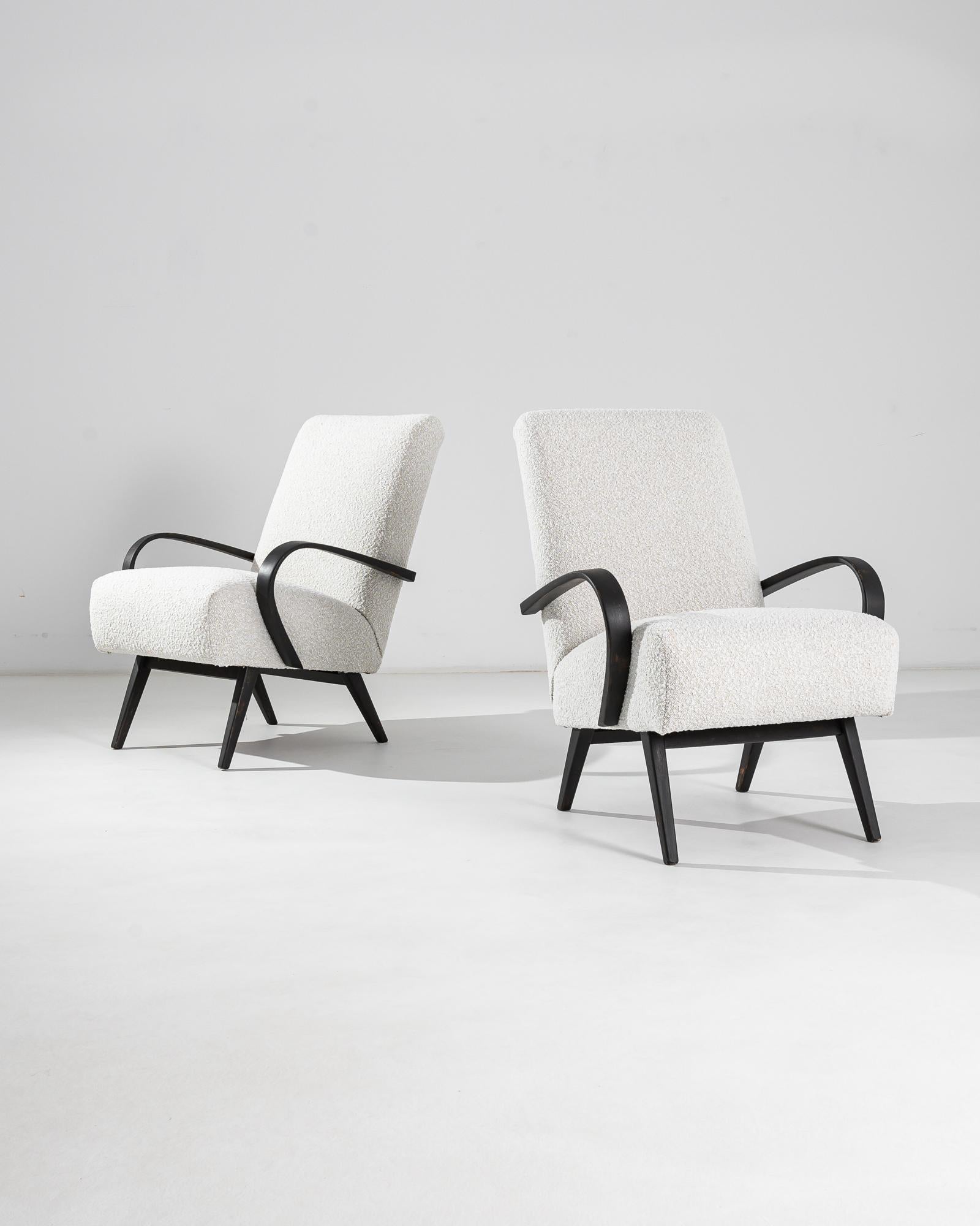 Mid-Century moderno Poltrone imbottite bianche ceche degli anni '50, una coppia in vendita