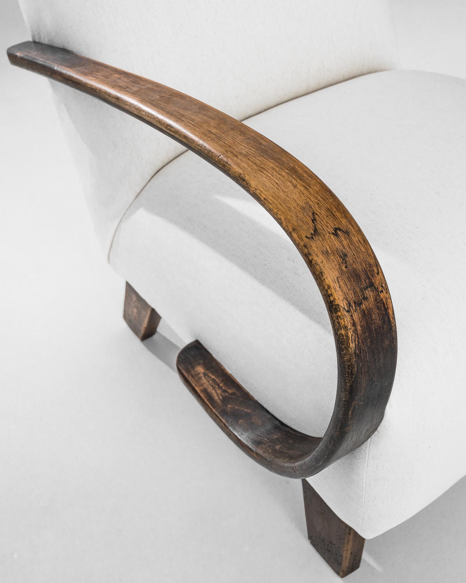 Ajoutez une touche d'élégance Art déco à votre intérieur avec ce superbe fauteuil en bois tchèque des années 1950, signé J. Halabala. Réputé pour ses designs innovants, le savoir-faire d'Halabala est évident dans cette pièce exquise, dotée